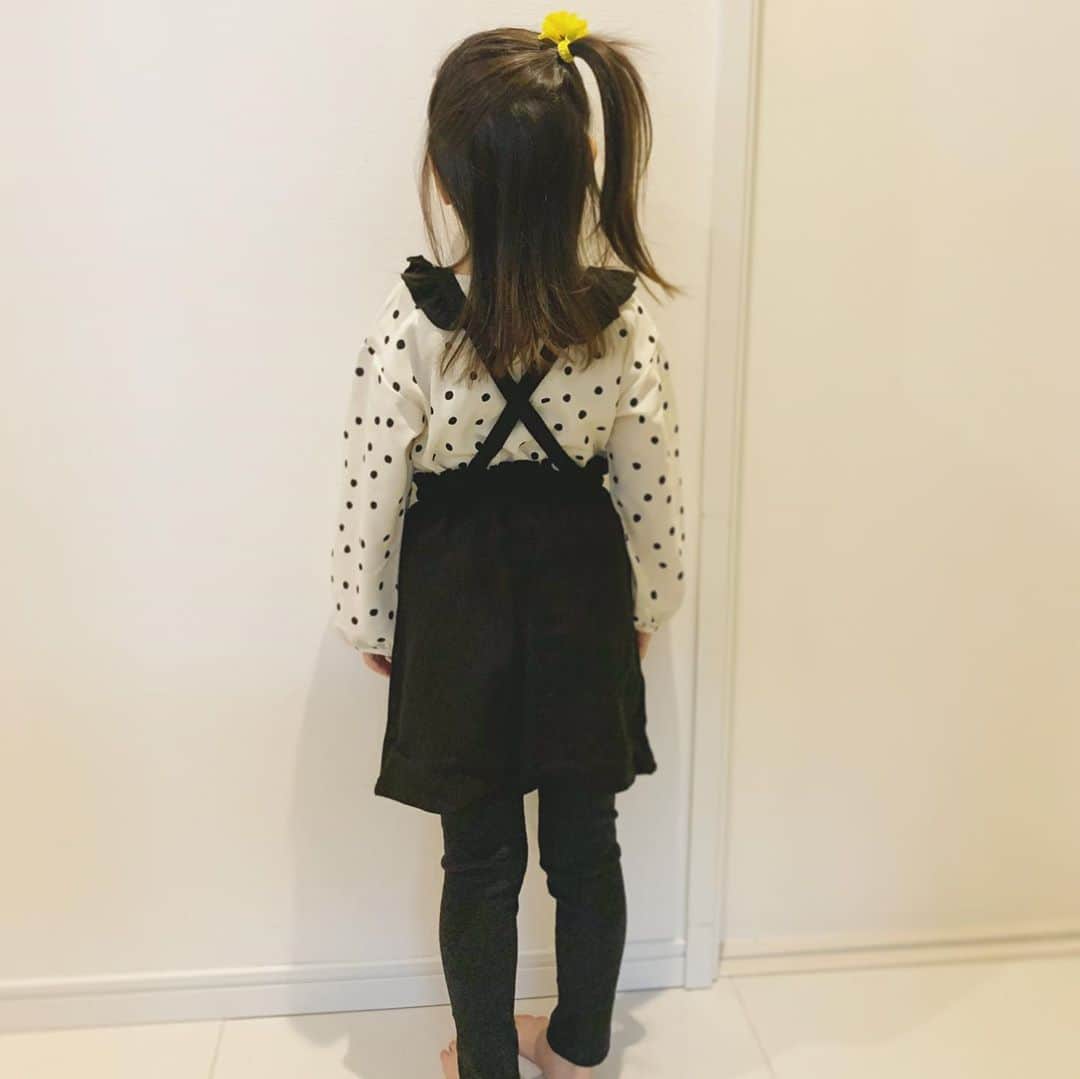 乙黒えりさんのインスタグラム写真 - (乙黒えりInstagram)「次女が5歳になりました🎂 毎日べったり一緒にいれて、抱っこし放題で遊び放題で嬉しそう😆 いつも姉のお下がりばかりなので @enamorate_kids で新調✨かわいいお洋服で、家でファッションショーしました👗💛 ポージングが面白い😝いつ考案したの？！ #次女 #個性派　#媚びない#ロックだぜ#パパの上でジャンプ#格闘家#気も強い#一番が好き#負けず嫌い#でも優しい#ママ大好き#体操得意#五歳#キッズファッション#kidsgirlfashion」4月30日 21時18分 - ellyotoguro