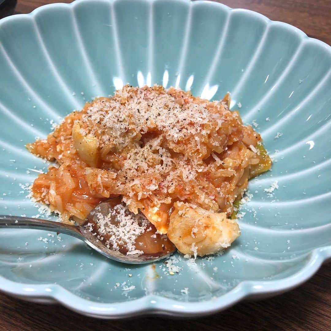 久保ミツロウのインスタグラム：「丸鶏でスープを作ってから三週間と半分、料理を作る気力が落ちてたのであまり大層なものは作れず。冷凍してたスープの最後を作り置きのトマトソース、豊橋トマト最後の一個、余ってた少量のジャスミンライス、一昨日作った鶏胸肉と長ネギの炒め物の余り、を全部合わせてリゾットにしたのが一番美味しかった。 食べ物が一番映える気がする有田焼の深川製磁、青磁菊割鉢。いつもはこの時期にやってる有田陶器市で昔買ったものだけど、今年はWeb陶器市があちこちでやっててもっと色々欲しくなる。」