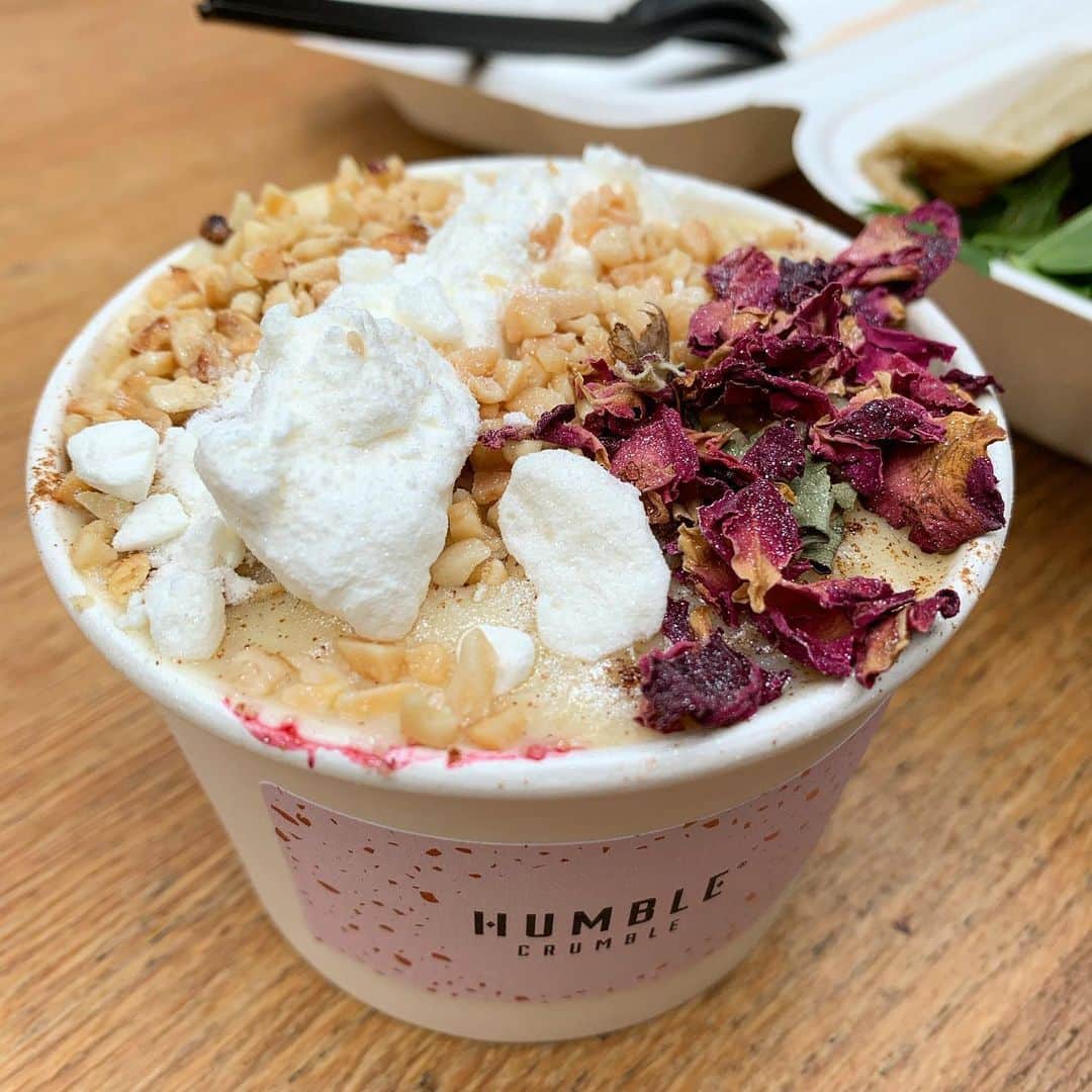 Eat With Steph & Coのインスタグラム：「@humblecrumblelondon ONE OF THE BEST CRUMBLES I’VE HAD!! Humble crumble just opened up at Spitalfields Market before lockdown but I was fortunate to have gone just before the market closed. One to check out after it’s all over. (Not invited, just love crumble). Also an amazing crumble recipe which they have uploaded on their highlights - 😍🤤 I’ve made it so I can recommend its 💯💯💯 #toplondonrestaurants #foodstagram 📷: @mchan4b」