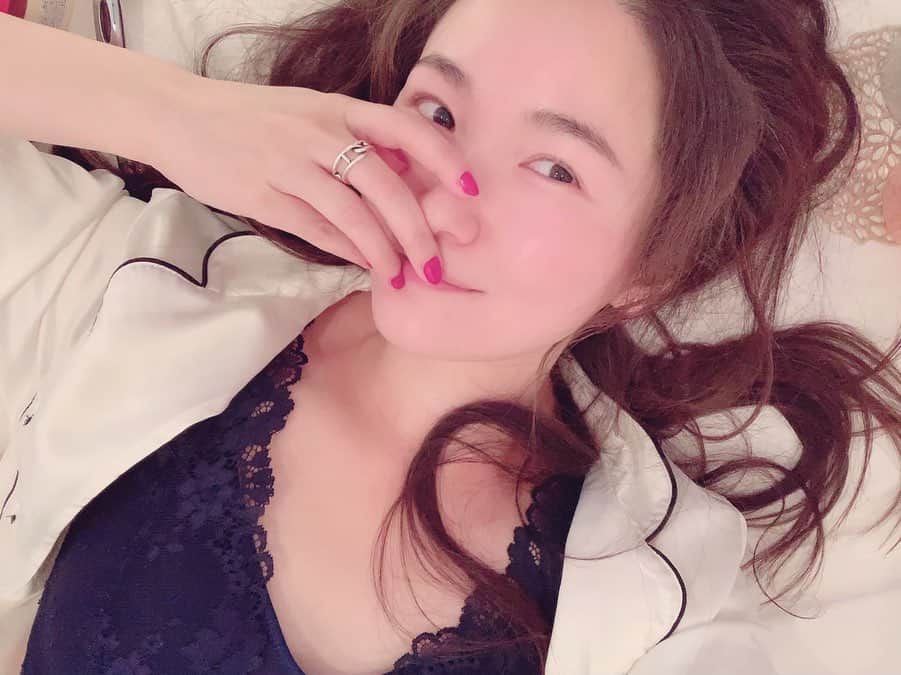 リナのインスタグラム：「自宅でハープピーリングして、 剥離が終わった肌…いい感じ❤︎ . 今夜はパパと一緒に おうちで映画鑑賞🎬 . 普段だと、家事に仕事に子育てに 忙しくて、 夫婦2人で何かする時間っとなかなか取れないけど、 こんな時だからできる幸せなこともあるみたい♪ . おうち時間が長いと、 ナイトブラやパジャマを 可愛くしたくなるね💓 ....................................... #休日の過ごし方 #gm #おはよ #まったり休日 #tu_hacci #ツーハッチ #ランジェリーから始めるおしゃれ #ランジェリー  #重力に負けないナイトブラ, #ナイトブラ生活, #ナイトブラおすすめ#大人可愛い #ルームウェア #ナイトブラ #モデルプレス　#ootd4nylonjp #ootdfashion #ootd @tu_hacci #おやすみ」