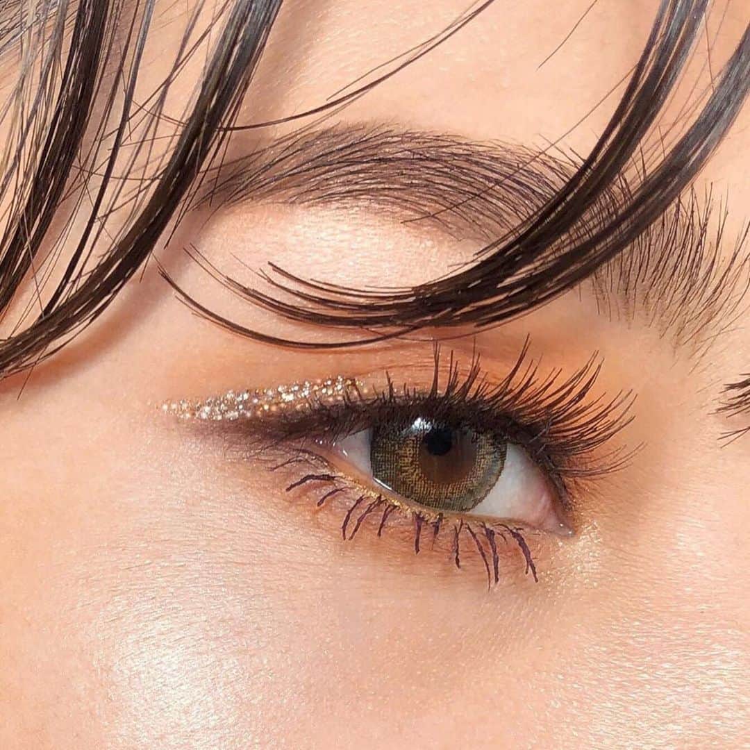 M∙A∙C Cosmetics Japanのインスタグラム：「M･A･Cアーティストが提案する春メイク🍊  ㅤ マットなオレンジシャドウにラメライン💎下のインサイドに仕込んだゴールドが目元を引き締めます✨ ㅤ ↓↓使用製品↓↓ ・スモールアイシャドウ [サモアシルク] ・スモールアイシャドウ [テクスチャー] ・ダズルシャドウ リキッド [フラッシュ&ダッシュ] ・アイ コール [パワーサージ] ・エクストラディメンションスキンフィニッシュ [ウィスパーオブギルト] ㅤ ㅤ MAKE UP & MODEL BY MASAMI YAMADA @macpro_tokyo  Regram from @masam1101」