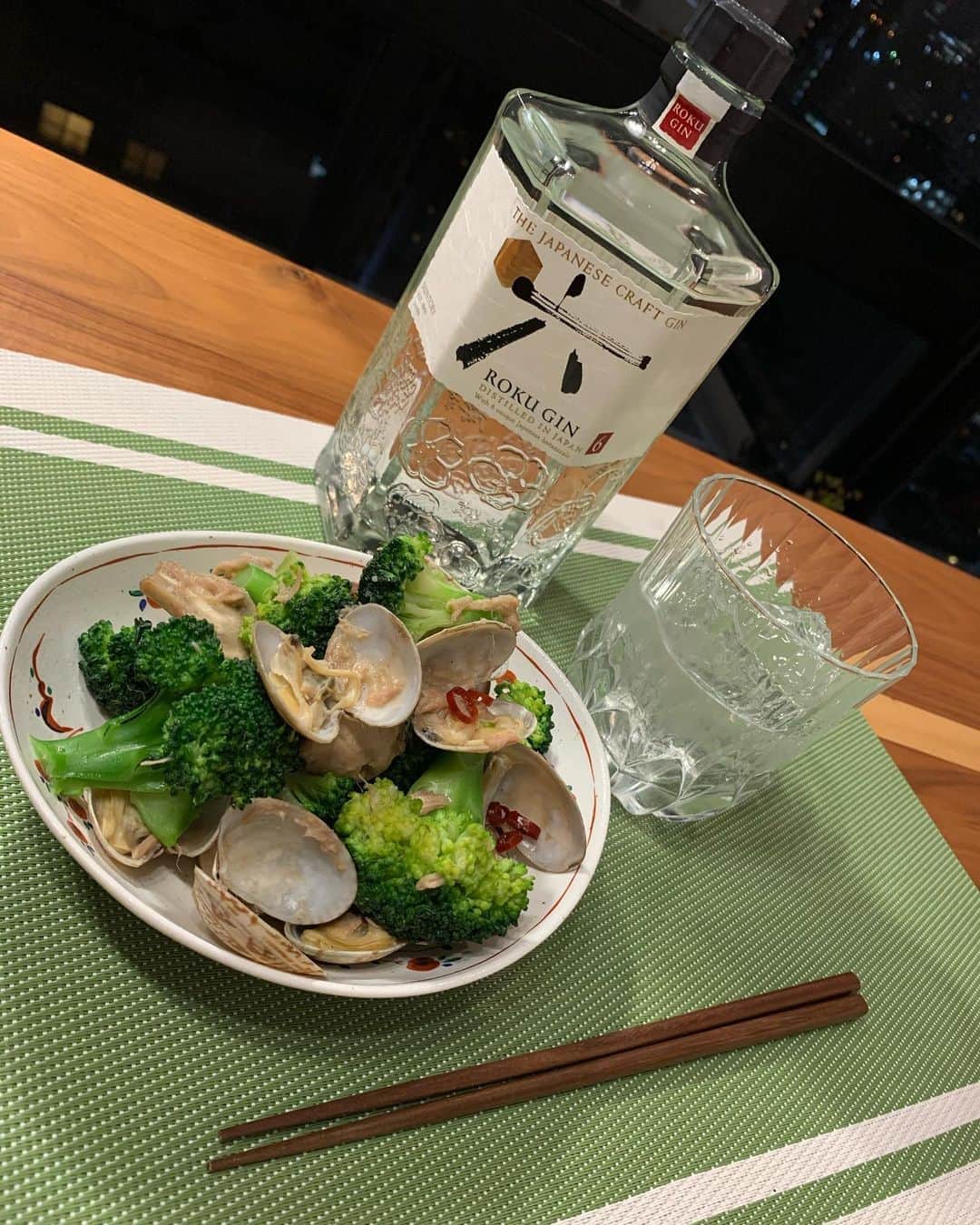 小柳津林太郎のインスタグラム：「Today's cooking. Broccoli etc... "aglio e olio style"Ate a sandwich around 5pm, so a bit for snack.  今夜は夕方にケバブ食べちゃったから、 酒のオトモ的な料理。 🍳ブロッコリーとかのアーリオオーリオ風  ブロッコリー マッシュルーム アサリ ツナ缶 ニンニク 唐辛子 塩胡椒 オリーブオイル 焼酎（白ワインがなかった...） 🍸Suntoryの六ってGINがまた、うまいんだ😇」