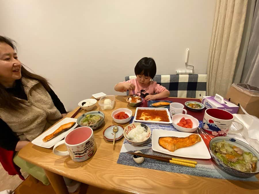 才賀紀左衛門さんのインスタグラム写真 - (才賀紀左衛門Instagram)「今日は豪華な食卓でした😋👍 最近娘がいくらを食べたいと言ってたのでママイクコの「おうちdeマルシェ」でお得なセットがあったので頼んであげた🤤👍 娘ハイテンションでめちゃくちゃ贅沢丼になりました😂👌 #育児日記 #幸せな時間 #家族 #幸せ #子育てパパ #シンパパ #シンママ #子育てグラム #食育 #遊び #健康 #魚  #ハッピー #おうち時間 #子育て日記 #子育てパパ #子育てママ #子どものいる暮らし #子どものいる生活 #子供との時間 #食育 #食事 #大切 #大切な家族 #幸せをありがとう #育児あるある #子育て奮闘中 #おうちdeマルシェ #ママイクコ #かいせい物産 #シャケいくら詰め合わせセット」4月30日 21時33分 - kizaemon0213