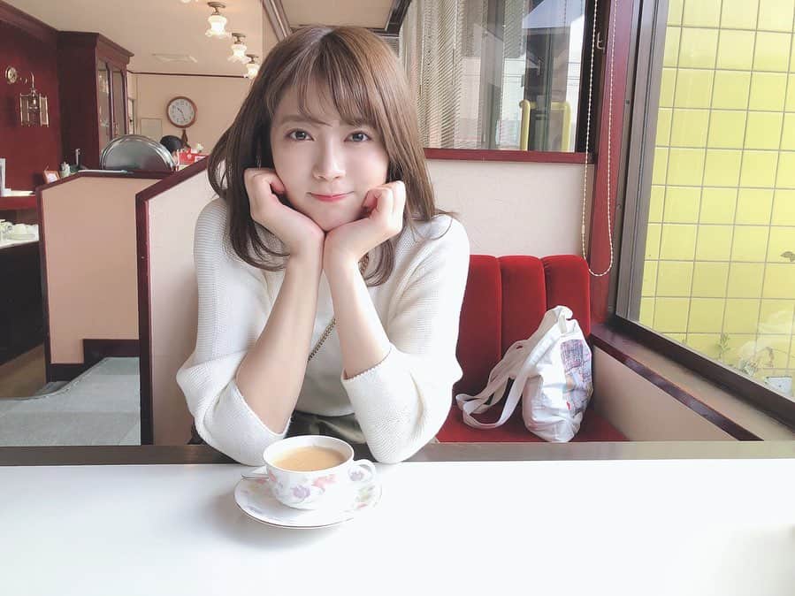 井上真由子のインスタグラム：「. レトロな感じが可愛い〜☕️🍨💛 . #レトロポップ #cafe #ミルクティー #喫茶店 #カフェ巡り #過去画です　🐈」