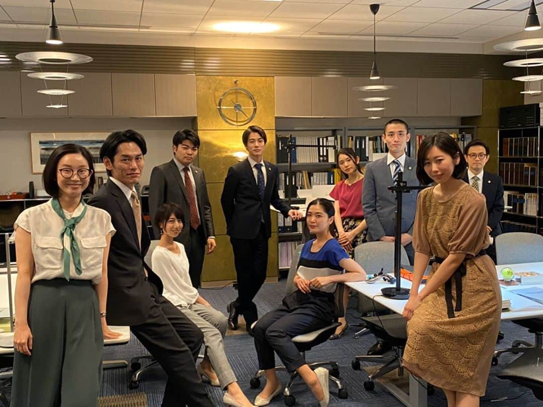 フジテレビ「SUITS/スーツ」さんのインスタグラム写真 - (フジテレビ「SUITS/スーツ」Instagram)「#SUITS登場人物紹介 👔﻿ ﻿ ﻿ 今日は、まだご紹介出来てない﻿ 『幸村・上杉法律事務所』で働くメンバーを﻿ ご紹介します👔✨﻿ ﻿ ﻿ 監督責任者である蟹江先生🦀の指導のもと働く﻿ チームアソシエイトの皆さんです🤗﻿ ﻿ 左から、、、﻿ ﻿ 🌸藤倉和子役 #笠島智 さん﻿ 🌼青木恵介役 #武本健嗣 さん﻿ 🌸江口朱美役 #太田英里 さん﻿ 🌼金本浩司役 #斎藤大貴 さん﻿ 🌼黒崎薫役 　#小野匠 さん﻿ 🌸朝比奈翠役 #根矢涼香 さん﻿ 🌸南桃子役  #神嶋里花 さん﻿ 🌼紺野晴人役 #金芝慶太 さん﻿ 🌸佐々木茜役 #篰華子 さん﻿ 🌼白石智也役 #長島慎治 さん﻿ ﻿ ﻿ 彼らの活躍にもご注目ください😚‼️﻿ ﻿ ﻿ #ドラマスーツ　‪‪#SUITS #SUITS2 #織田裕二 #中島裕翔﻿ #最強バディ　#新木優子　#中村アン　#小手伸也　#鈴木保奈美　#吉田鋼太郎　#シーズン2 　#アソシエイト」4月30日 21時36分 - drama_suits