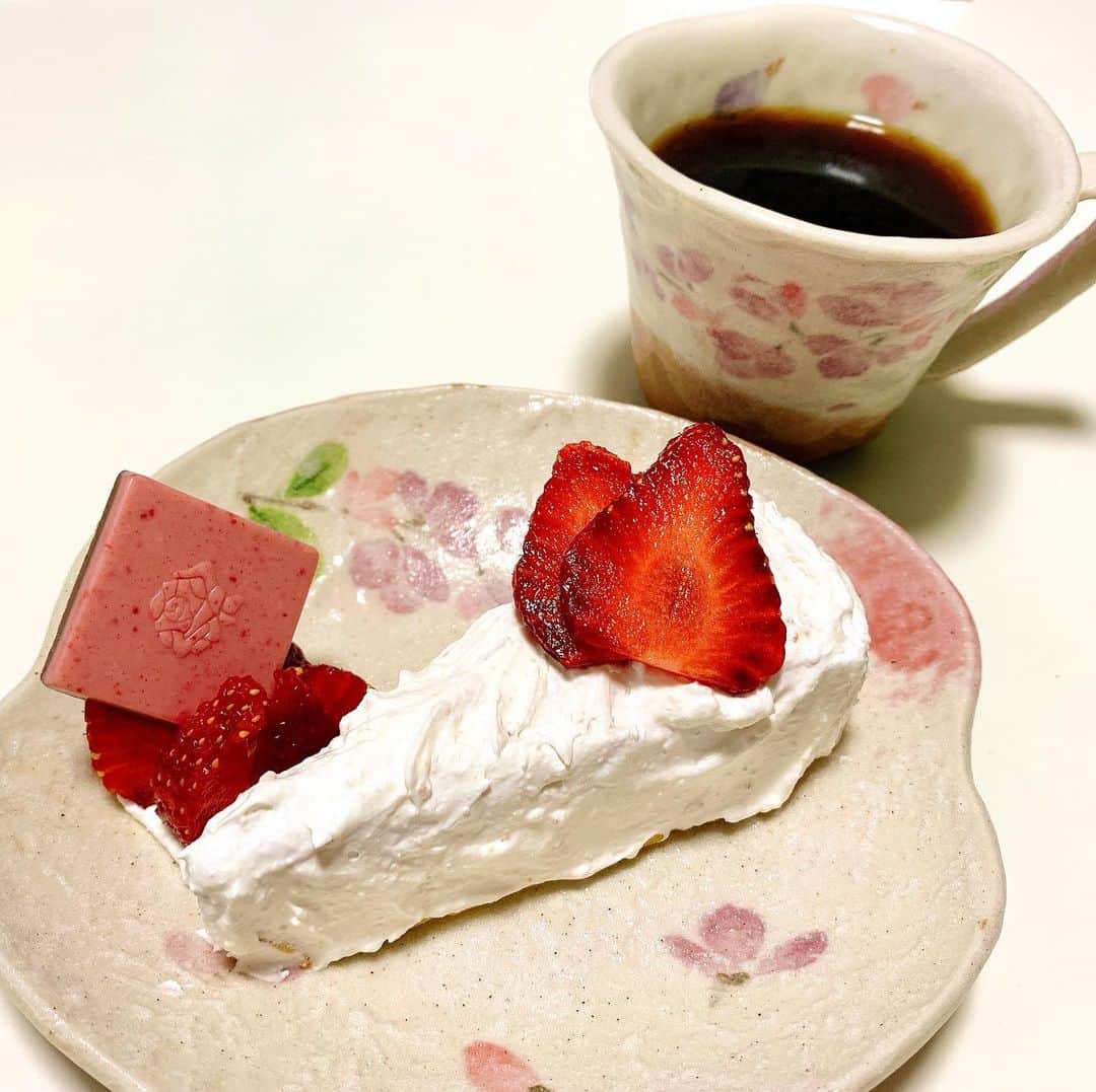 上杉あずさのインスタグラム：「. #おうちカフェ #あずカフェ #食べても太らない最高のスイーツ研究所 暇さえあれば何かおやつを作ろうとしている私です。 今度は #チーズケーキ #🧀 #🍰 #ヨーグルト でしっとりヘルシーに✨ . クリームチーズは常温に戻るの待てなくて、少し柔らかくやったところで #ハンドミキサー で無理やり潰しにかかりました！ヨーグルトと混ぜて、卵ときび砂糖とホットケーキミックスを少しばかりサラッと入れて混ぜまくって、オーブンへ🔥 冷えるまで待てなかったけど、冷蔵庫に突っ込んでちょっとだけ我慢。そのままたべても美味しかったし、1枚目の写真みたいに #生クリーム でデコってみても美味しかった👍 とにかく #いちご を乗せたがる近年🍓スーパー行った時には、おつとめ品コーナー巡回して、安くなったいちごがあると(最近は絶賛 #あまおう にこだわる)買って、アルミホイルに包んで長持ちさせてます！←テレビで言ってた長持ちの秘訣👵🏼 お菓子作るかご飯作るか、トレーニングするかダンスするか、そんな毎日。プラマイゼロな日々であります🐷 #ヘルシーおやつ #健康おやつ #食べても太らない最高のスイーツ #食べても太らない研究室 #球速アップトレーニング #食の喜びは心と身体の健康 #sweets #cake #cheesecake #strawberries #cream #plate #coffee #cafe #stayhome #stayathome」