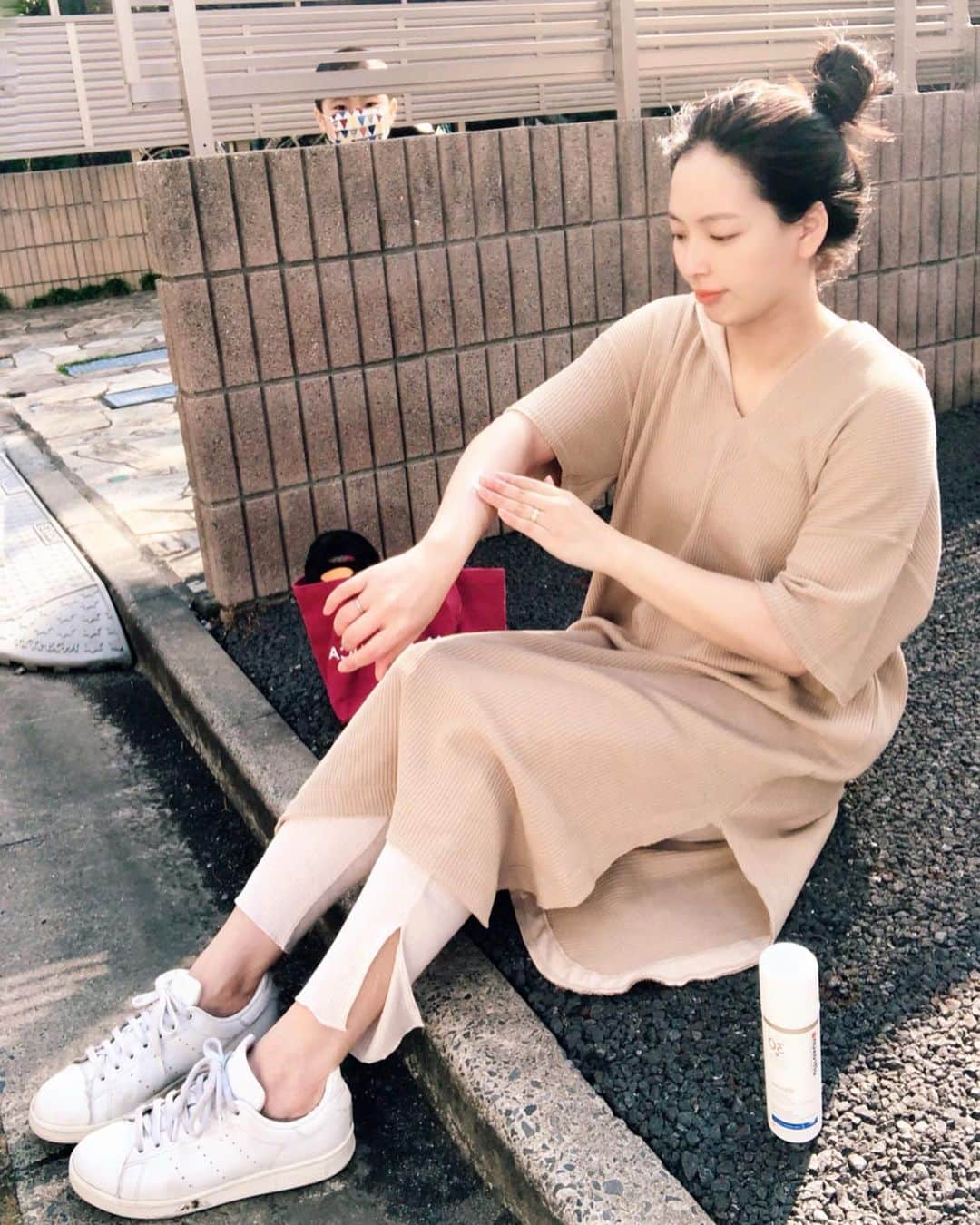 lily112988さんのインスタグラム写真 - (lily112988Instagram)「: #sunscreen . . #たくみを探せ 🤢🤢🤢 . . 自粛期間中 運動不足解消のために 子供達と家の前でなわとび！！ . この時期の紫外線は 侮れないというので 新しい日焼け止めをGET💪🏽( ¨̮ 💪🏽) . @ultrasunjapan #ボディグリマー . 国民の大半が標高600m以上の 太陽ととても近いところに住んでいる スイスで開発・製造している サンケア専門のブランド✨ . 皮下組織まで届く 近赤外線のダメージからもブロックしてくれます🙅🏻‍♀️！！ . 日焼け止めは誰もが必要だからこそ 敏感肌の人でも使えるように 香料や鉱物油をはじめとした 7つのフリーなのも嬉しい(；A；) . わたしが使ってる ボディグリマーは SPF30 PA+++ ラメが入っていてキラキラ✨ 肌ツヤよく見えるよ◎！ : : : #ultrasun #ultrasunjapan #アルトラサン #ボディグリマーspf30 #日焼け止め #サンケア #アルトラサンボディグリマー #日焼け対策 #シミ対策 #アラサー美容 #美容好きな人と繋がりたい #モデル #読者モデル #ママモデル #beautyまとめ #美容 #美容女子」4月30日 21時39分 - lily112988