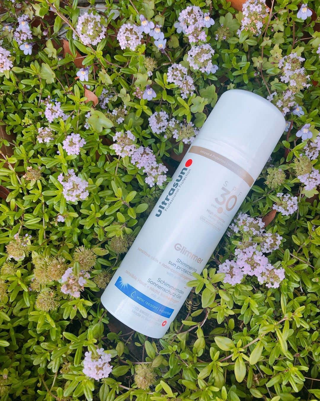 lily112988さんのインスタグラム写真 - (lily112988Instagram)「: #sunscreen . . #たくみを探せ 🤢🤢🤢 . . 自粛期間中 運動不足解消のために 子供達と家の前でなわとび！！ . この時期の紫外線は 侮れないというので 新しい日焼け止めをGET💪🏽( ¨̮ 💪🏽) . @ultrasunjapan #ボディグリマー . 国民の大半が標高600m以上の 太陽ととても近いところに住んでいる スイスで開発・製造している サンケア専門のブランド✨ . 皮下組織まで届く 近赤外線のダメージからもブロックしてくれます🙅🏻‍♀️！！ . 日焼け止めは誰もが必要だからこそ 敏感肌の人でも使えるように 香料や鉱物油をはじめとした 7つのフリーなのも嬉しい(；A；) . わたしが使ってる ボディグリマーは SPF30 PA+++ ラメが入っていてキラキラ✨ 肌ツヤよく見えるよ◎！ : : : #ultrasun #ultrasunjapan #アルトラサン #ボディグリマーspf30 #日焼け止め #サンケア #アルトラサンボディグリマー #日焼け対策 #シミ対策 #アラサー美容 #美容好きな人と繋がりたい #モデル #読者モデル #ママモデル #beautyまとめ #美容 #美容女子」4月30日 21時39分 - lily112988