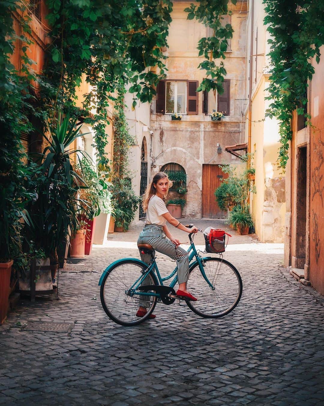 Simone Bramanteのインスタグラム：「{ 🚲 🌱 } • The bicycle, green since 1791.  Northern Italy needs to clean up its air for years, we all already knew it.  There is much discussion these days about investing on cycle paths in some cities of the Po Valley. Now is the right time, Italy.  I made this photo in Trastevere, some Spring ago, with my friend @doinacaraus #cyclelife #whatitalyis」