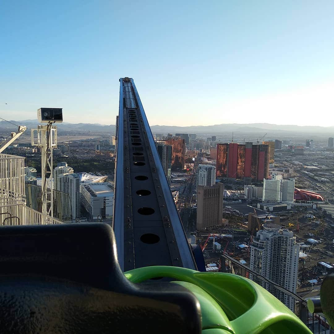 バスさんのインスタグラム写真 - (バスInstagram)「Thursday throwback to the top of the @stratvegas, only two months ago but in a very different world! 🙈 ⠀⠀⠀⠀⠀⠀⠀⠀⠀ ⠀⠀⠀⠀⠀⠀⠀⠀⠀ It's a great time to look back and enjoy some really great memories as well as look forward and start planning the future life for when this is all over. 🙂 ⠀⠀⠀⠀⠀⠀⠀⠀⠀⠀⠀⠀⠀⠀⠀⠀⠀ ⠀⠀⠀⠀⠀⠀⠀⠀⠀ On this day we 'enjoyed' all of the rides at the top of the stratosphere (😲😱😱). The thing I enjoyed most was the face @dan_garrett7 made on the big shot ride 🙈🙈😂😂 We had some great times then, and I'm sure we will have some great times again very soon. ⠀⠀⠀⠀⠀⠀⠀⠀⠀ ⠀⠀⠀⠀⠀⠀⠀⠀⠀⠀⠀⠀⠀⠀⠀⠀⠀ Enjoy the memories we have 📸, look forward to the ones we're going to make ✈️ and most importantly stay safe everyone. ✌🏻🙂⠀⠀⠀⠀⠀⠀⠀⠀⠀ ⠀⠀⠀⠀⠀⠀⠀⠀⠀⠀⠀⠀⠀⠀⠀⠀⠀⠀⠀⠀⠀⠀⠀⠀⠀ #tbt #tbt❤️ #vegas #stratosphere #bigshot #vegasstrip #lasvegas #squad #squadgoals #TwoGaijin #bas #travel #travelphotography #traveltheworld #friends #goodtimes #goodvibes #goodvibesonly #travelgram #lasvegasstrip #stayhome #staysafe」4月30日 21時42分 - basheemskerk_89