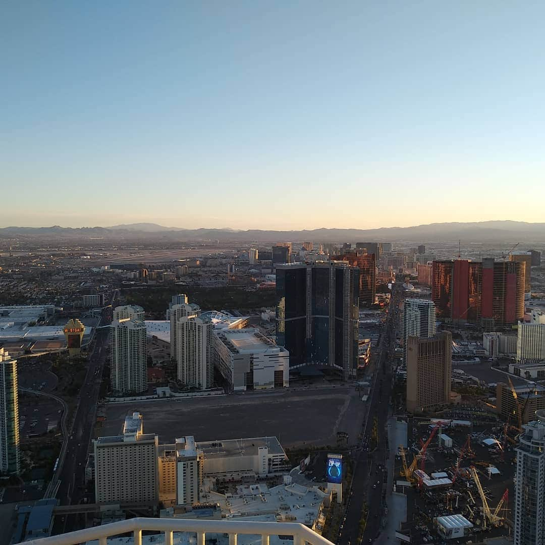 バスさんのインスタグラム写真 - (バスInstagram)「Thursday throwback to the top of the @stratvegas, only two months ago but in a very different world! 🙈 ⠀⠀⠀⠀⠀⠀⠀⠀⠀ ⠀⠀⠀⠀⠀⠀⠀⠀⠀ It's a great time to look back and enjoy some really great memories as well as look forward and start planning the future life for when this is all over. 🙂 ⠀⠀⠀⠀⠀⠀⠀⠀⠀⠀⠀⠀⠀⠀⠀⠀⠀ ⠀⠀⠀⠀⠀⠀⠀⠀⠀ On this day we 'enjoyed' all of the rides at the top of the stratosphere (😲😱😱). The thing I enjoyed most was the face @dan_garrett7 made on the big shot ride 🙈🙈😂😂 We had some great times then, and I'm sure we will have some great times again very soon. ⠀⠀⠀⠀⠀⠀⠀⠀⠀ ⠀⠀⠀⠀⠀⠀⠀⠀⠀⠀⠀⠀⠀⠀⠀⠀⠀ Enjoy the memories we have 📸, look forward to the ones we're going to make ✈️ and most importantly stay safe everyone. ✌🏻🙂⠀⠀⠀⠀⠀⠀⠀⠀⠀ ⠀⠀⠀⠀⠀⠀⠀⠀⠀⠀⠀⠀⠀⠀⠀⠀⠀⠀⠀⠀⠀⠀⠀⠀⠀ #tbt #tbt❤️ #vegas #stratosphere #bigshot #vegasstrip #lasvegas #squad #squadgoals #TwoGaijin #bas #travel #travelphotography #traveltheworld #friends #goodtimes #goodvibes #goodvibesonly #travelgram #lasvegasstrip #stayhome #staysafe」4月30日 21時42分 - basheemskerk_89