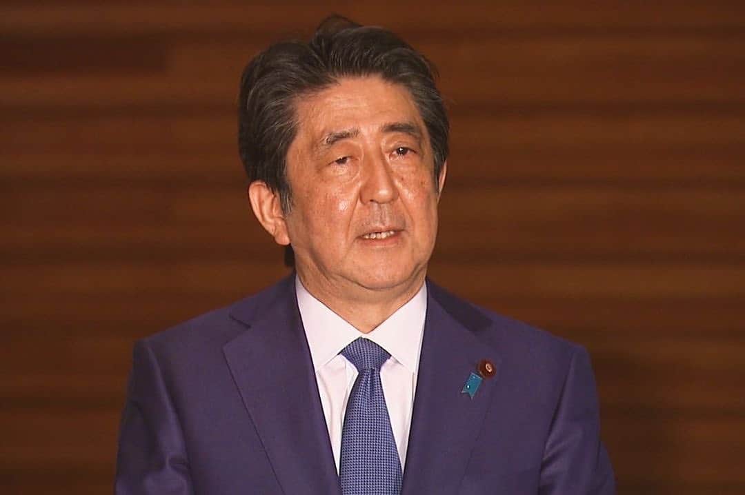 のインスタグラム：「#repost @kantei 新型コロナウイルス感染症に関する #安倍総理 からの #メッセージ  先ほど、事業規模 117 兆円、過去最大の補正予算が成立いたしました。早期成立にご協力をいただいた、全ての与野党の議員の皆様に、本当に感謝申し上げたいと思います。早速、明日から中小企業・小規模事業者の皆様に最大 200 万円の現金をお届けする、持続化給付金の受付がスタートいたします。最速で、最も早い方で、5月の8日からスピード感をもって、そして使い道に制限のない、この現金をお届けいたします。また実質、無利子・無担保元本返済最大5年間据え置きの融資を、お近くの中央銀行や信金・信組で受けられるようになります。また、税金や社会保険料の納付が猶予されます。本当にこの厳しい状況の中で、歯を食いしばって頑張っておられる皆様への、こうした支援を1日も早くお届けをし、事業や雇用を必ずや守り抜いていきたいと考えています。 緊急事態宣言を発出してから、約3週間が経過をいたしました。この間、国民の皆様には、外出を控えていただいたり、あるいは自宅での勤務を継続していただいたり、様々なご協力をいただいています。 また学校の休業により、子どもたちは友達と一緒に勉強したり、遊んだり、共に過ごす大切な時間を失い、またお父さん・お母さんにも本当にご負担をおかけしております。このように本当に様々なご協力をいただいておりますことに、衷心から御礼を申し上げたいと思います。本当にありがとうございます。 明日から 5連休がはじまります。普通であれば、みんなが楽しみにしているゴールデンウィークではありますが、今緩んでしまってはこれまでの努力が無駄になってしまいます。自分自身を守るため、愛する人を守るために、どうか外出を控えていただきたいと思います。 5月6日までの緊急事態宣言。その後の対応につきましては、専門家の皆様に様々なデータについて見極めていただき、最終的に判断していくことになりますが、現下の大変過酷な医療現場、そして今この時もひとりでも多くの命を救うために、本当に尽力をしていただいている医療従事者の皆様の負担を考えると、現状は大変厳しいと認識をしております。5月7日からかつての日常に戻ることは困難と考えます。ある程度の持久戦は覚悟しなければならない、率直にそう申し上げなければならないと思います。その中で全ての国民の皆様と一体となってこの困難を乗り越えていくため、この補正予算による一人一律 10 万円の給付をお届けいたします。1日でも早くお届けをしていくために、地方自治体の皆様のご協力をいただきながら全力で取り組んでまいります。この事業規模 117 兆円の補正予算をフル活用して、家計や生活をそして事業や雇用を下支えして、この国難ともいえる困難な状況を、国民の皆様と共に乗り越えていきたいと思います。そのためにあらゆる手段を尽くしていく決意であります。 延長の期間がどの程度になるのかということにつきましては、これは専門家の皆さんにお話を伺いたいと考えています。  #新型コロナウイルス感染症  #stayathome #緊急事態宣言 #ThanksHealthHeros @shinzoabe」