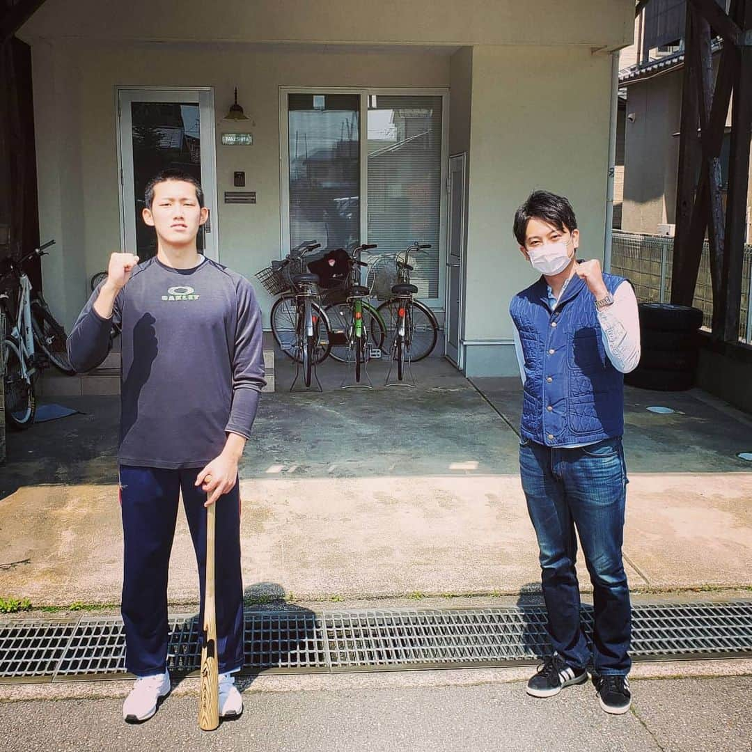 飯田嘉太さんのインスタグラム写真 - (飯田嘉太Instagram)「今日のイイダスポーツの主人公 日本航空石川･野球部の竹下樹選手は金沢出身⚾ ･ ･ 県外出身者が多い中 唯一県内出身選手としてレギュラーの座を掴み クリーンナップを任されるまでに💪 ･ ･ センバツ発表日はお父さんの誕生日🎂 最高の誕生日プレゼントで 初めて嬉し泣きをしたと話すお父さんの横で 照れ笑いを浮かべる樹選手の姿が印象的でした😌 ･ ･ 部屋にはセンバツで付けるはずだった背番号⑦✨ 中村監督が額に入れて贈ってくれたそうです😳 ･ ･ センバツは中止となってしまいましたが 今は夏の大会が行われることを信じて 毎日ランニングや素振りに励んでいます‼ ･ ･ 一刻も早い収束を願うばかりです😣 ･ #野球 #高校野球 #高校球児 #baseball #日本航空石川 #野球部 #金沢市 #竹下樹 選手 #ムードメーカー #背番号 #7 #コロナに負けるな #石川テレビ #石川さん #livenewsit #イイダスポーツ #アナウンサー #announcer #飯田嘉太」4月30日 21時44分 - kabuto_iida