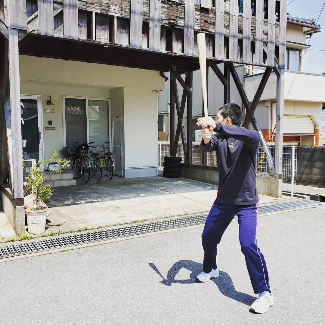 飯田嘉太さんのインスタグラム写真 - (飯田嘉太Instagram)「今日のイイダスポーツの主人公 日本航空石川･野球部の竹下樹選手は金沢出身⚾ ･ ･ 県外出身者が多い中 唯一県内出身選手としてレギュラーの座を掴み クリーンナップを任されるまでに💪 ･ ･ センバツ発表日はお父さんの誕生日🎂 最高の誕生日プレゼントで 初めて嬉し泣きをしたと話すお父さんの横で 照れ笑いを浮かべる樹選手の姿が印象的でした😌 ･ ･ 部屋にはセンバツで付けるはずだった背番号⑦✨ 中村監督が額に入れて贈ってくれたそうです😳 ･ ･ センバツは中止となってしまいましたが 今は夏の大会が行われることを信じて 毎日ランニングや素振りに励んでいます‼ ･ ･ 一刻も早い収束を願うばかりです😣 ･ #野球 #高校野球 #高校球児 #baseball #日本航空石川 #野球部 #金沢市 #竹下樹 選手 #ムードメーカー #背番号 #7 #コロナに負けるな #石川テレビ #石川さん #livenewsit #イイダスポーツ #アナウンサー #announcer #飯田嘉太」4月30日 21時44分 - kabuto_iida