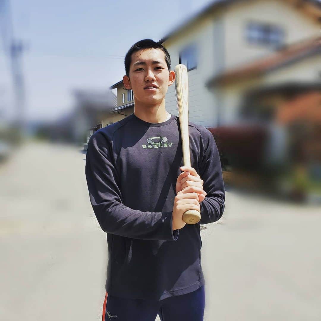 のインスタグラム：「今日のイイダスポーツの主人公 日本航空石川･野球部の竹下樹選手は金沢出身⚾ ･ ･ 県外出身者が多い中 唯一県内出身選手としてレギュラーの座を掴み クリーンナップを任されるまでに💪 ･ ･ センバツ発表日はお父さんの誕生日🎂 最高の誕生日プレゼントで 初めて嬉し泣きをしたと話すお父さんの横で 照れ笑いを浮かべる樹選手の姿が印象的でした😌 ･ ･ 部屋にはセンバツで付けるはずだった背番号⑦✨ 中村監督が額に入れて贈ってくれたそうです😳 ･ ･ センバツは中止となってしまいましたが 今は夏の大会が行われることを信じて 毎日ランニングや素振りに励んでいます‼ ･ ･ 一刻も早い収束を願うばかりです😣 ･ #野球 #高校野球 #高校球児 #baseball #日本航空石川 #野球部 #金沢市 #竹下樹 選手 #ムードメーカー #背番号 #7 #コロナに負けるな #石川テレビ #石川さん #livenewsit #イイダスポーツ #アナウンサー #announcer #飯田嘉太」