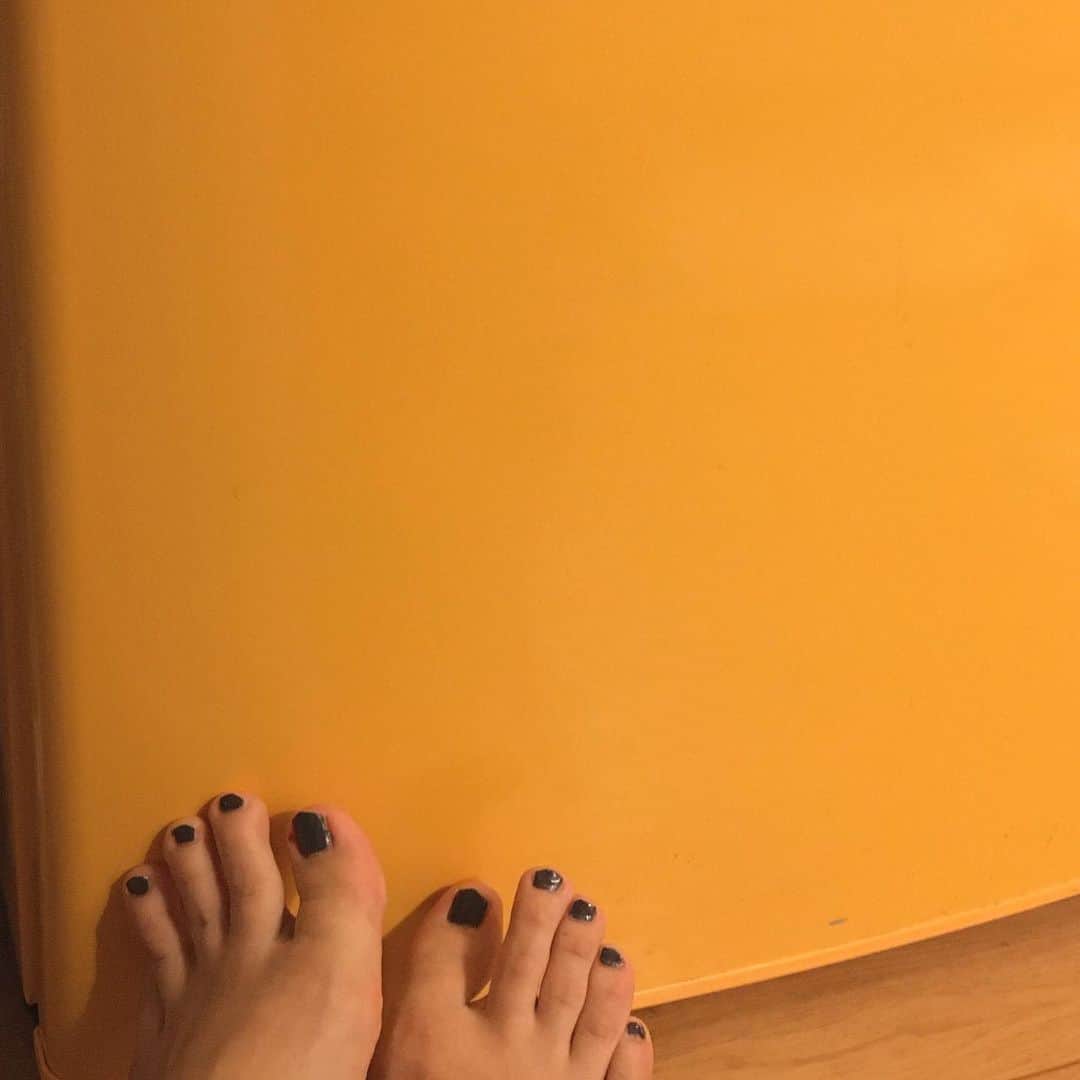 吉良穂乃香さんのインスタグラム写真 - (吉良穂乃香Instagram)「早くお風呂入らないと夜会始まっちゃうよ。って思ってるのに、疲れて冷蔵庫に物入れてそのまま座ってしまったっていう図。 ・ うちの冷蔵庫黄色なんだ。(どうでもいい😂) #footnail#exhausted#fridge」4月30日 21時51分 - _honoka_kira