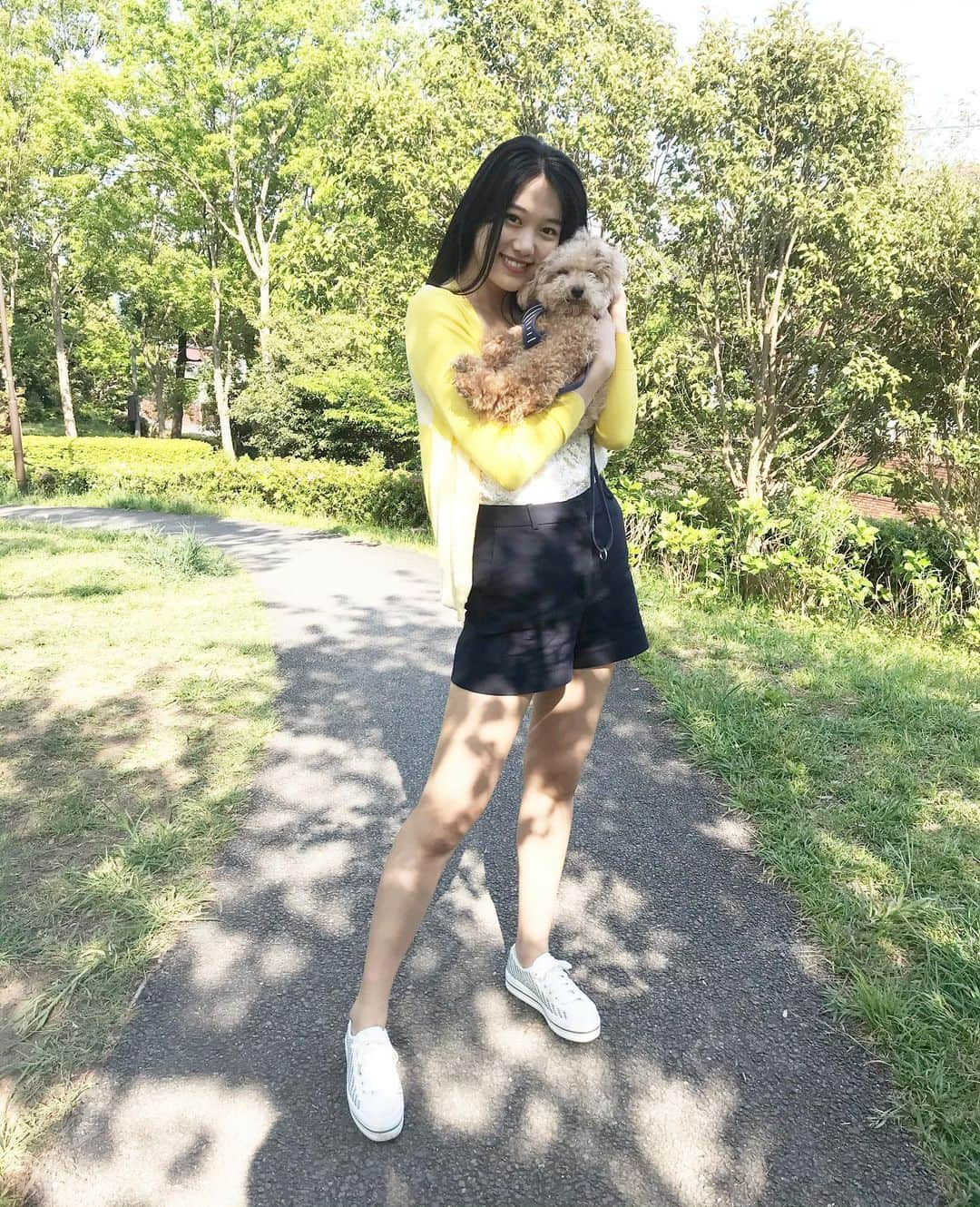 ちはるさんのインスタグラム写真 - (ちはるInstagram)「﻿ ﻿ ﻿ お家時間だから最近仲良しだよね？🐶🤝❤️」4月30日 21時54分 - 21__chr