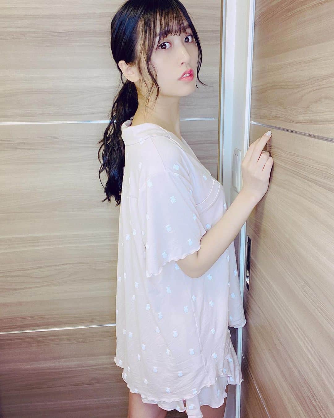 根岸愛のインスタグラム：「👗👚👗 おうち時間が嬉しくなる 可愛い部屋着🧸👗💕 たくさん写真撮りました🥳 #fashion #roomwear #stayhome #gelatopique #ジェラピケ #ねぎしふく #ねぎ私服 #部屋着 #寝巻き #おうち時間」