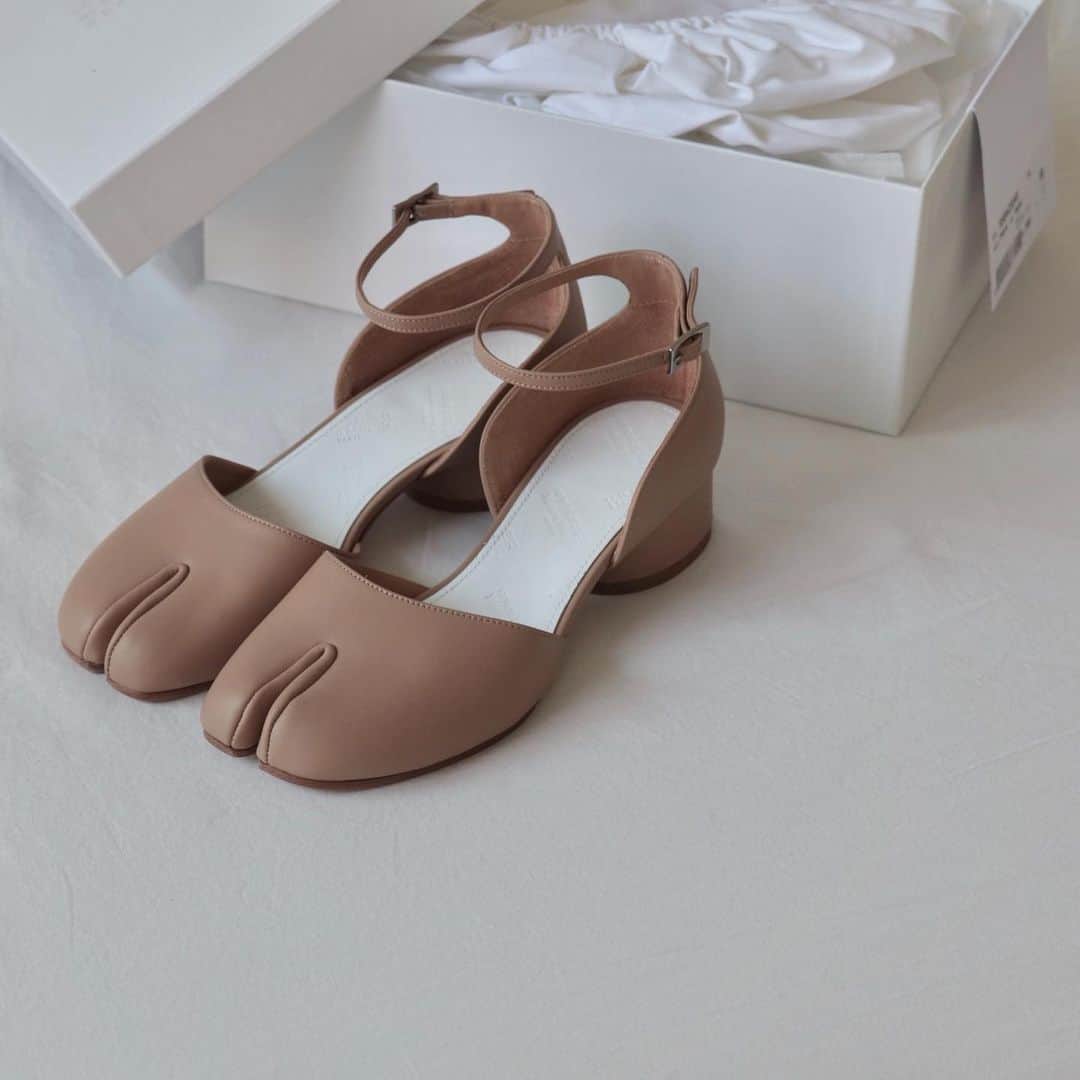 のインスタグラム：「. . beige . . 初ミュール。 安定の履きやすさ。 今年の夏はこれで乗り切る♡ . . . . #maisonmargiela #マルジェラ #マルジェラ足袋 #newin #instagood #kuronekom4」
