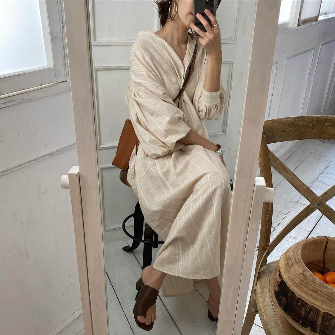 美生のインスタグラム：「ポジティブに﻿ 一旦今夜は可愛い服のことだけ﻿ 考えよっと🙏🏻﻿💫 ﻿ 2段ベッドも探さな👧🏻🧒🏻﻿ ﻿ ﻿ ネットサーフィンたのしい！﻿ Pinterestも🥳 ﻿ #stayhome﻿」