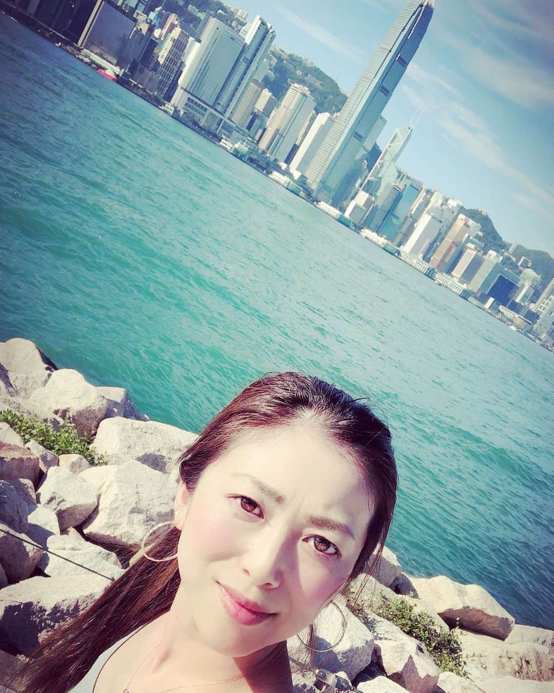 Liaさんのインスタグラム写真 - (LiaInstagram)「暑いよ、香港😅今日は真夏日でした。タンクトップで過ごした。海沿い散歩🚶‍♀️ #散歩 #keepdistance」4月30日 22時18分 - lia_vocalist