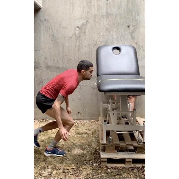 のインスタグラム：「108,5 cm a pata coja. 🏋🏻‍♂️🦵🏼🌪🦘 Ahí estamos amigos @sergigomez @marcosllorente ! 😜  #EveryBodyJump #quarantine」