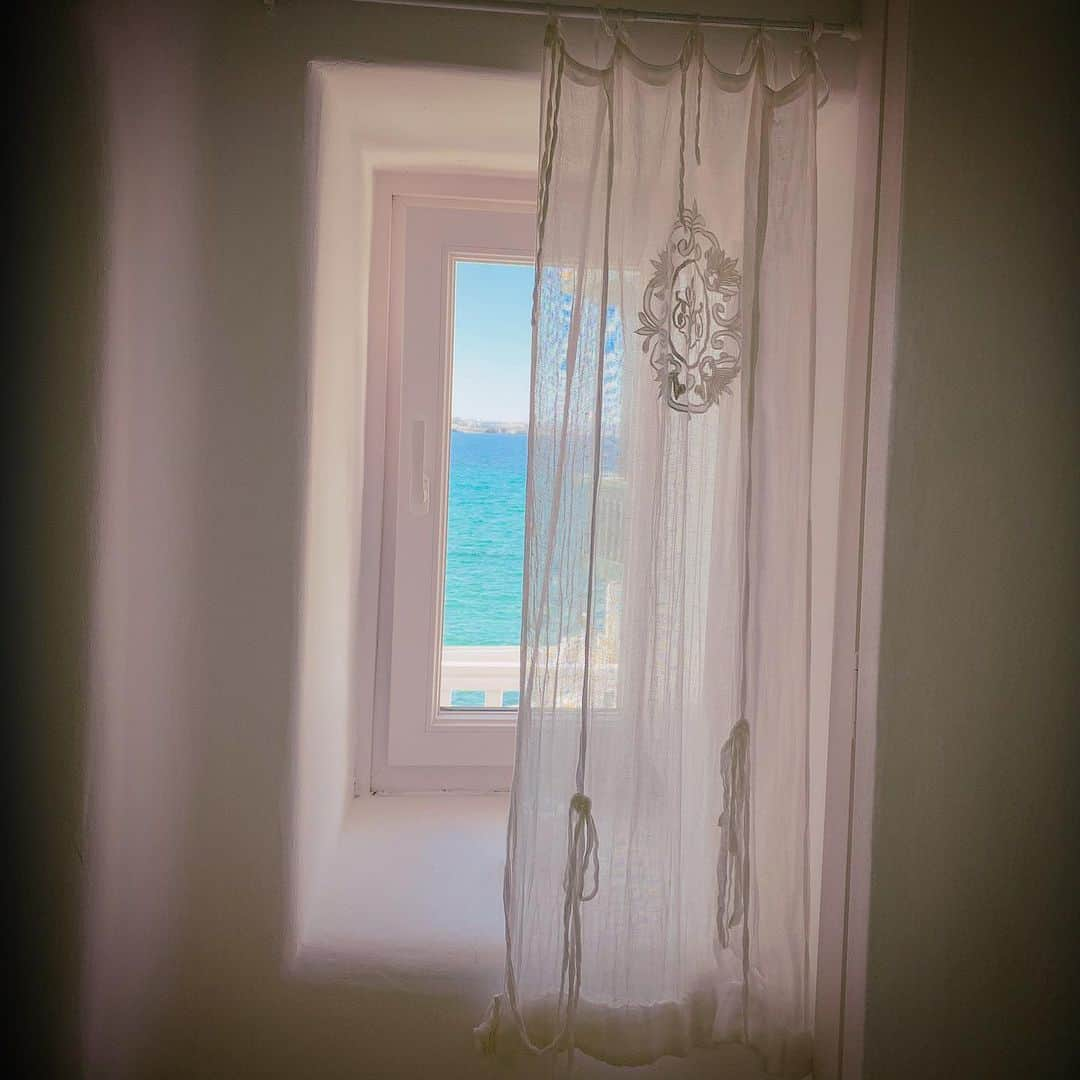 meg rockさんのインスタグラム写真 - (meg rockInstagram)「🇬🇷 #2019 #november #summer #summer2019 #eurosummer #summertime #summervibes #throwback #tb #beforequarantine #memories #window #aegean #sea #aegeansea #ocean #greece #mykonos #europe #euro #eu」5月1日 7時46分 - mgrck