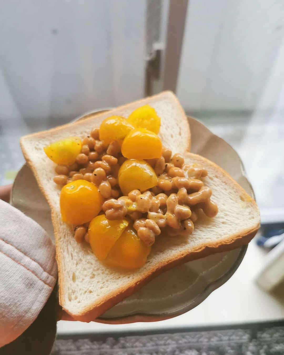 脇田恵子のインスタグラム：「朝ごパン🍞👍。 みどりのお野菜も入れかったな🥺。 納豆とトマトは相性がいいんですよ🤗 味付けはタレを少しとカラシたっぷり にオリーブオイルとレモンとこしょう👌  群馬のトマト農家さんから直送していただきました🤤トマト大好き！  色によって風味が変わるトマト奥が深いです🤔」