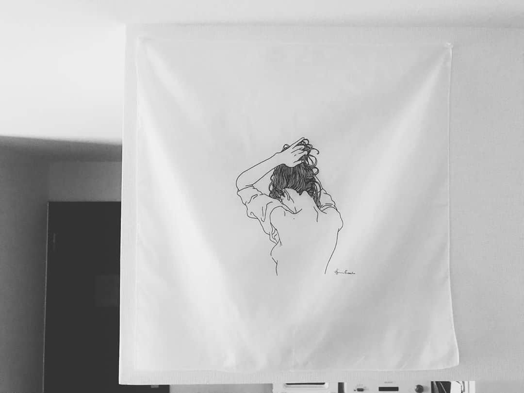 西恵利香さんのインスタグラム写真 - (西恵利香Instagram)「大好きなイラストレーター﻿ @kotoka_izumi さんのfabric posterと共に﻿ ﻿ 5月を迎えました﻿ ﻿ おはよう﻿ ﻿ ﻿#kotokaizumi #fabricposter #stayhome  #morning #interior #may」5月1日 7時56分 - nishierika_0111