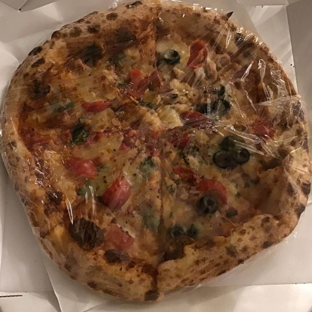 柴田淳さんのインスタグラム写真 - (柴田淳Instagram)「#ナポリの窯 #マニョーラミックス #マルゲリータ #夜はピザ窯プレートを使ってコンベクションオーブンでハーフハーフ オススメは断然ナポリピッツァ🍕 あの生地が美味しい❣️ 他にジャ・パンピザってあるのね。それは多分他のお店と同じ分厚い生地かも。 是非ナポリピッツァを食べてほしい❣️ 私の感動知ってほしい😆」5月1日 7時48分 - shibatajun_official