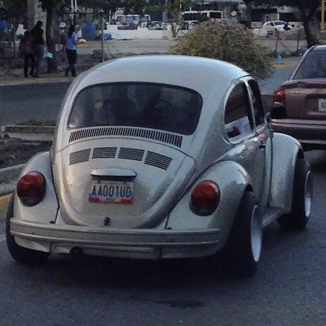 パストール・マルドナドのインスタグラム：「#tbt para mi 1er 🚗 1997 😱 una de las últimas versiones de este conocido modelo de Volkswagen Escarabajo. Momentos únicos.  #tbt to my 1st car back in 1997 the lasted version of this wonderful Volkswagen Beetle 😜 great memories. ———————————————————- #volkswagen #car #memories #classiccars #venezuela #passion #instagood #instagram #legend #pastormaldonado #1 #worldtraveler #2020 #1997」