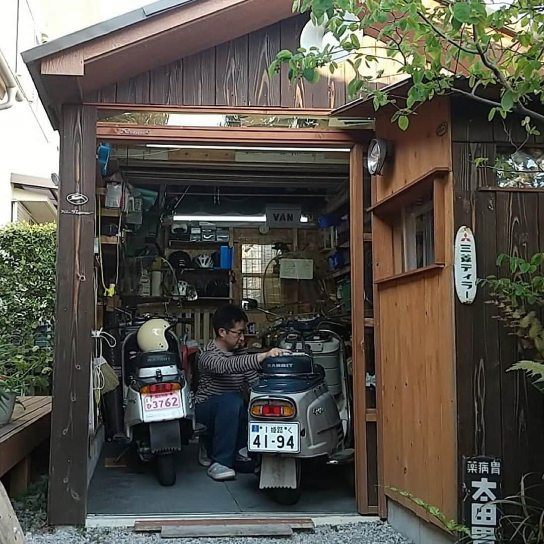 ヤマヒロさんのインスタグラム写真 - (ヤマヒロInstagram)「加古川市・I様邸のおうちじかん。  自作のバイク小屋で、  ラビットスクーターいじり。  @yamahiro_harima  #yamahiro_harima #ヤマヒロ #兵庫県 #姫路市 #加古川市 #高砂市 #明石市  #工務店 #注文住宅 #住宅 #木の家 #自然素材 #オーガニックハウス #漆喰 #セルロースファイバー #外観デザイン #OMソーラー #OMX  #暮らし #マイホーム #マイホーム計画 #おうちじかんを楽しむ」5月1日 8時04分 - yamahiro_harima