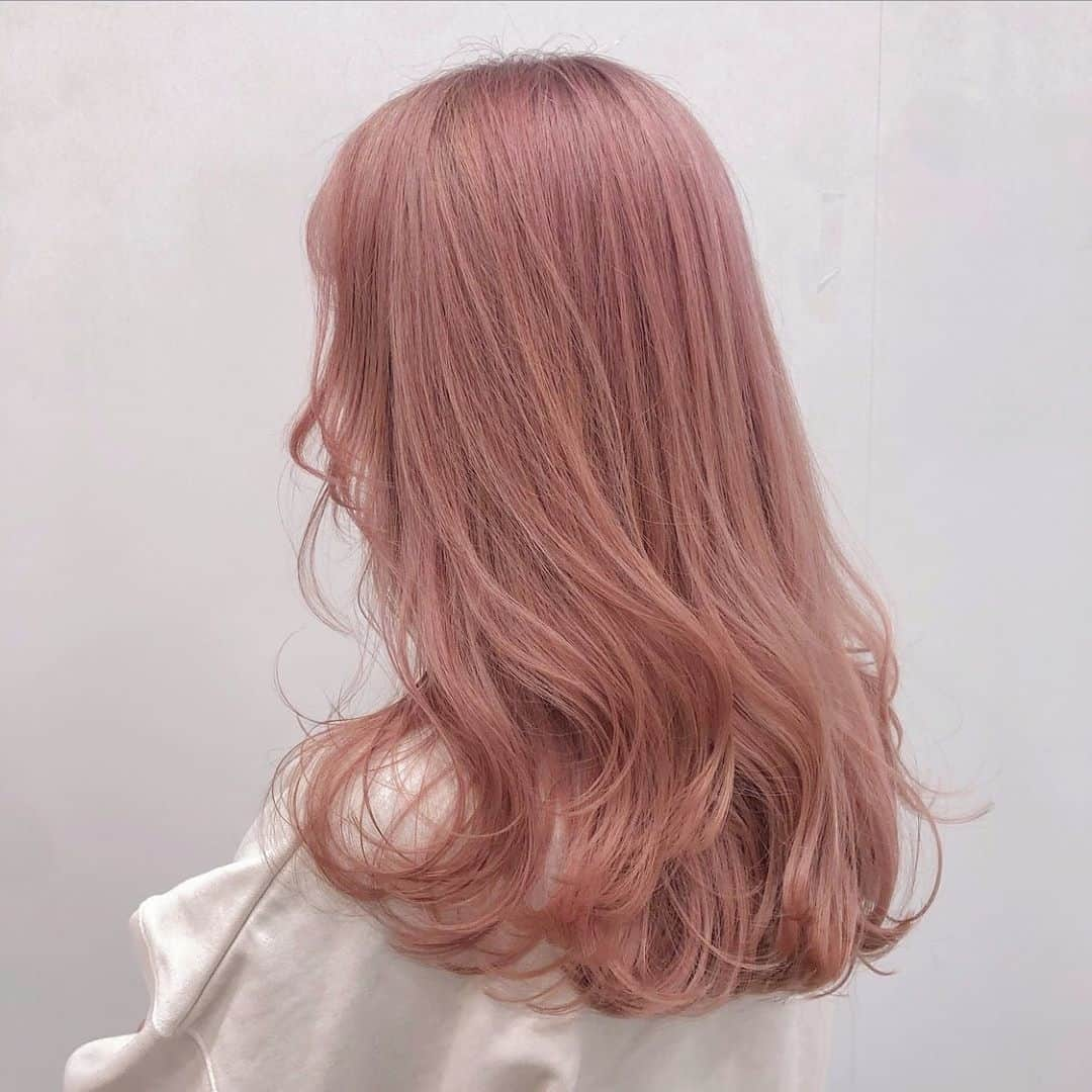 MERYさんのインスタグラム写真 - (MERYInstagram)「. 春らしいヘアカラーにイメチェンして、気分を上げてみない？ こちらは、季節感たっぷりのコーラルピンクのヘアカラー。 女の子らしいキュートな雰囲気を出せる個性派カラーですよ。 ぜひトライしてみて♩ . MERYでは他にも「かわいい」に近づくさまざまな情報を発信しています。 @mery.beauty コスメ・美容に特化した情報をお届け♡ @mery_spot 話題のカフェやお出かけスポットをご紹介！ こちらもぜひチェックしてみてください！ . . photo by @maimu_lee . #MERY #regram #instagram #instahair #hair #hairstyle #haircolor #coralpink #머리스타그램 #헤어컬러 #코랄핑크 #コーラルピンク #コーラル #ピンク #ヘアカラー #春ヘアカラー #ハイトーンカラー #ピンクヘア #カラー #ピンクヘアカラー #ヘアカラートレンド #ヘアカラーピンク #ガーリー #ガーリーヘア #ヘア #ヘアスタイル #お洒落 #お洒落さんと繋がりたい #MERY女子 #メリー」5月1日 8時00分 - mery.jp