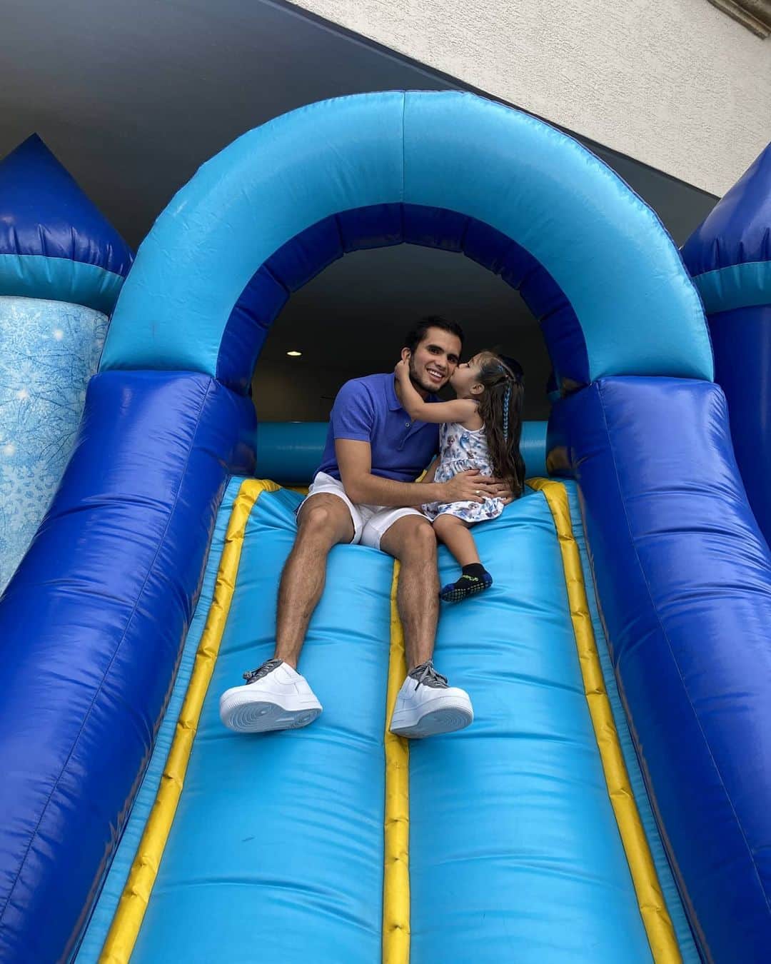 イヴァン・ガルシアのインスタグラム：「Feliz día mi niña hermosa, la mejor etapa de la vida sin duda alguna 😍.. Es maravilloso recordar todos los momentos vividos contigo mi niña hermosa... Aprendamos de los niños, aprendamos a ser felices, no preocuparse por nada más que por sonreír y disfrutar ❤️ #felizdiadelniño」