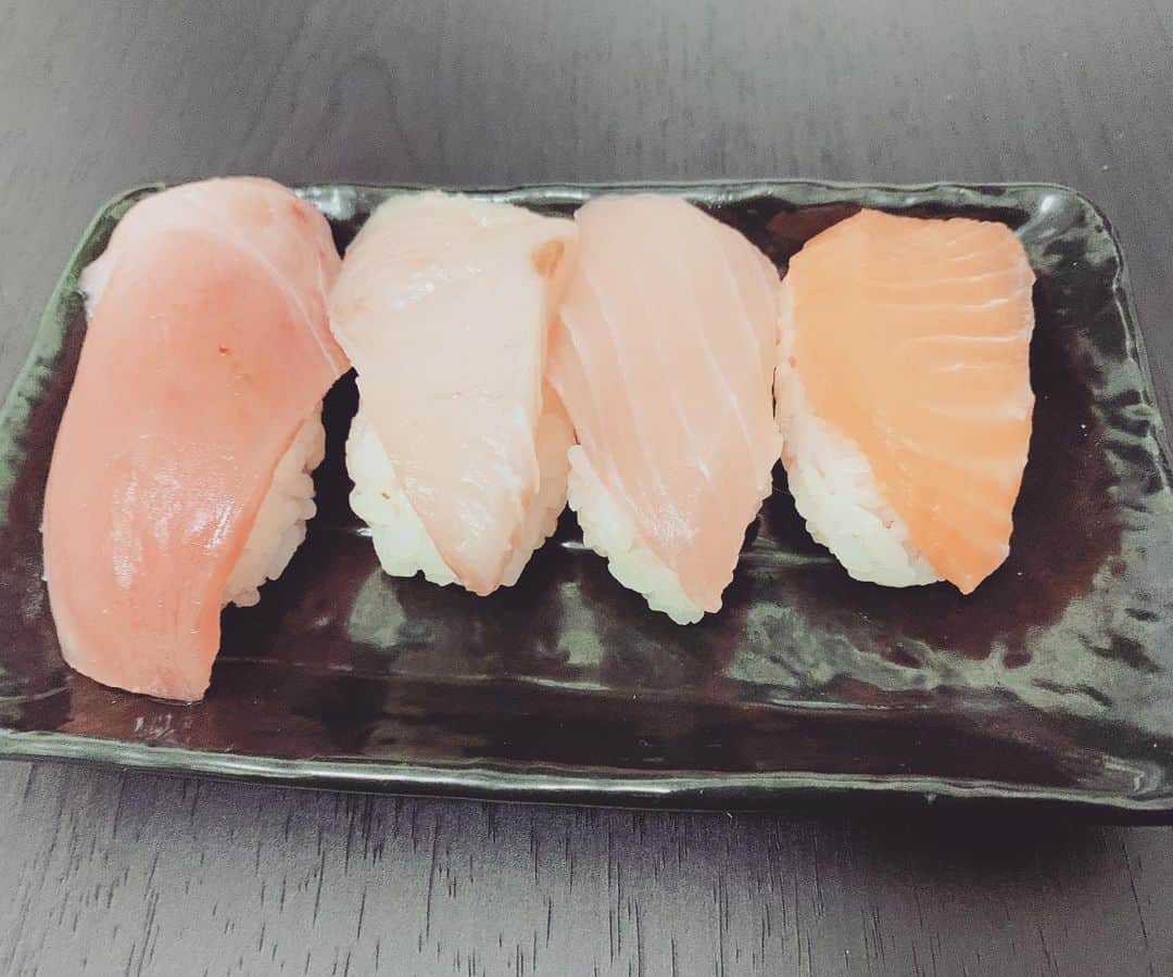 伏見ガクさんのインスタグラム写真 - (伏見ガクInstagram)「Hey Omachi #sushi #握り寿司 #おはガク　#へいお待ち #人生初握り」5月1日 8時14分 - fushimigaku
