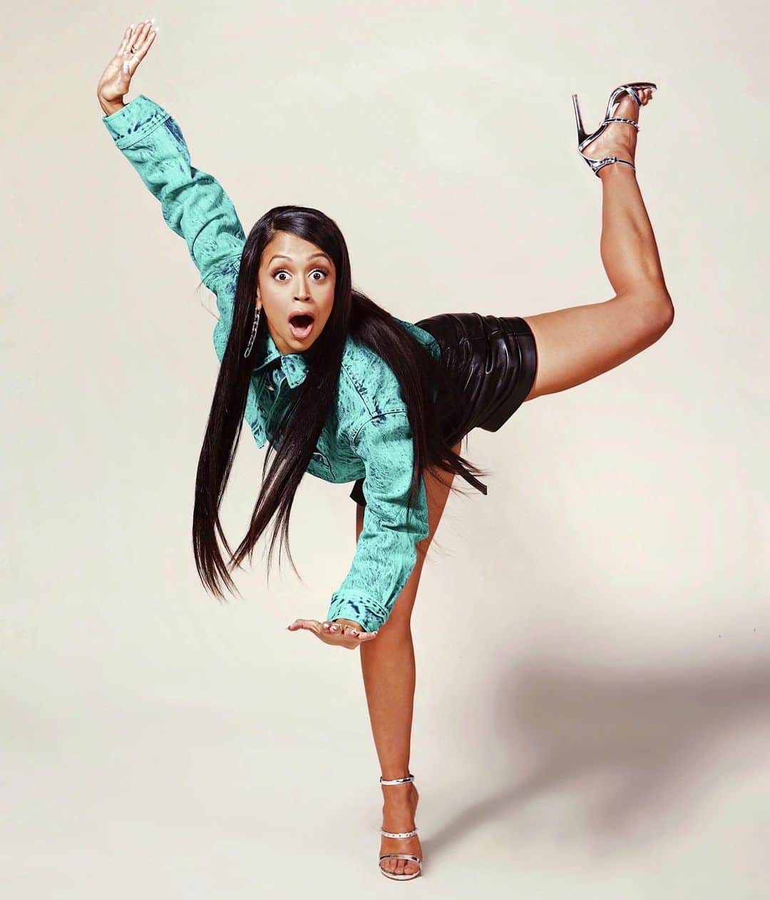 リザ・コッシーのインスタグラム：「put your leg in the air if you have a new dance show and zero teeth • comment below if you've watched FLOORED or have a tooth」