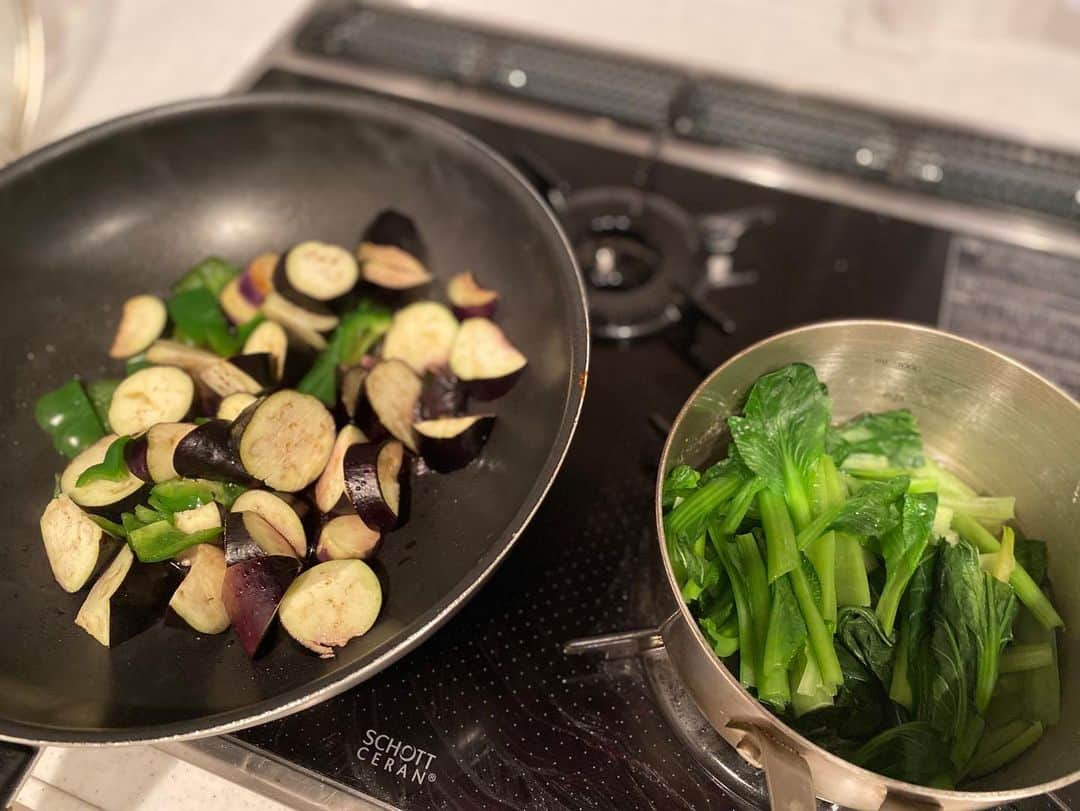 中村江莉香さんのインスタグラム写真 - (中村江莉香Instagram)「#缶詰ごはん #朝ごはん 👩‍🍳 #stayhome は３食お家ご飯になりますね🏠そんな時に便利なのが‼️#缶詰 🥰 コンビニでも手に入るしストックもできて栄養価も高い😍よく買うのは#鯖缶 #鰯缶 #イカ缶 🐟🦑 薬味をのせて盛り付ければ定食になります〜😘#erica_cook 午前はこんな感じで和が多いです❤️ 簡単クッキングが多い朝😝💓 ・ #自炊生活 #お料理好きな人と繋がりたい #毎日の工夫 #朝は簡単に #お味噌汁 #ごはん #健康飯 #お豆腐にも #薬味 #薬味たっぷり #盛り付け方 #見た目でも楽しめる #見た目でも満足 #自分時間 #丁寧な暮らし #自炊女子 #まいにちごはん #うちで過ごし隊 #工夫献立 #献立 #手抜き飯 #和食が多い我が家」5月1日 8時27分 - erica_nakamura