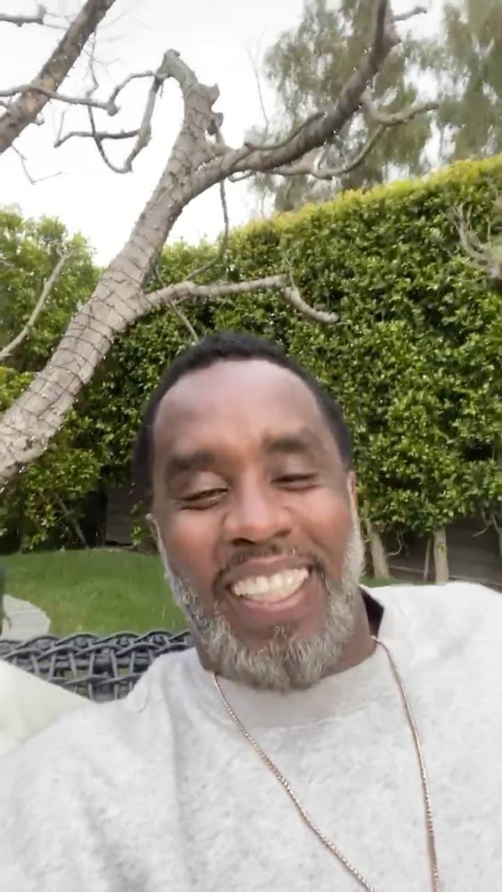 のインスタグラム：「Minority entrepreneurs, freelancers and small business owners, head to @diddy’s @ourfairshare at http://ourfairshare.com」