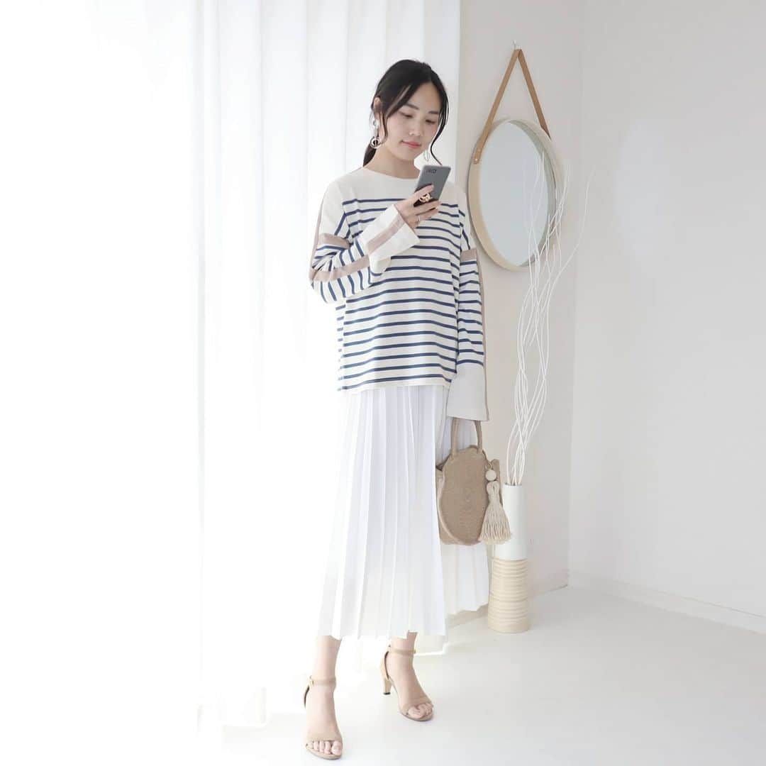 Eri Satoのインスタグラム：「blue×beige×whiteコーデ · tops: @blancbasque skirt: @uniqlo shoes: @outletshoes_official pierce: @joueri · 私、実はボーダーの服って持ってなくて。 でも久々に可愛いと思えるボーダーを発見しましたー😍 くすみブルーとベージュの組み合わせがオシャレなこちら。 大人マリンスタイルが完成するよ！ ブランバスクの新作です。 👉配色パイピングボーダー長袖プルオーバー 【BB01-910】 @blancbasque のトップのURLから買えるのでぜひチェックしてみてね！ · #blancbasque #rブランバスク#アウトレットシューズ#outletshoes_life#ワンピース#高身長コーデ#ママコーデ#カジュアルコーデ#ワンピースコーデ #春コーデ#fashion#ootd#outfit#code#coordinate#style#ファッション#コーディネート#コーデ#プチプラ#プチプラコーデ#シンプルコーデ#mamagirl#locari#partegram#カジュアル#お洒落さんと繋がりたい#マリンスタイル#マリンコーデ」