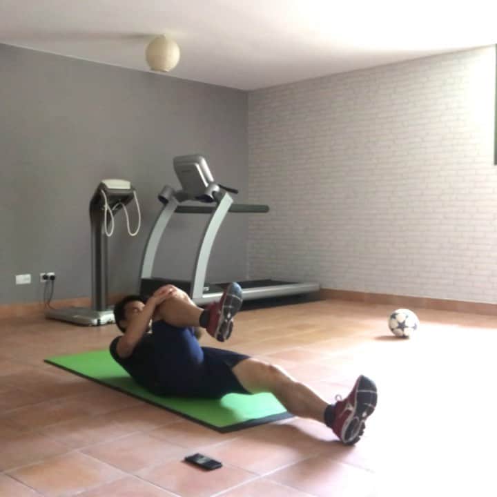 岡崎慎司のインスタグラム：「Training video day 37 膝抱え込みストレッチ（股関節のストレッチ＆腹筋強化） 仰向けに寝て、肩甲骨を地面から少し浮かした姿勢をとる。その姿勢から、片方の脚の膝を自身の胸元に引き付け、最後に腕で抱え込む。  2. 抱え込みロール（腹筋強化＆腰と背中のストレッチ） 腕で曲げた膝を抱え込みながら座る。その体勢を崩さずに脚を頭の後ろにスイングするようなイメージでまるまる。これを繰り返す #体を動かす #続けてれば流れは変わるはず」