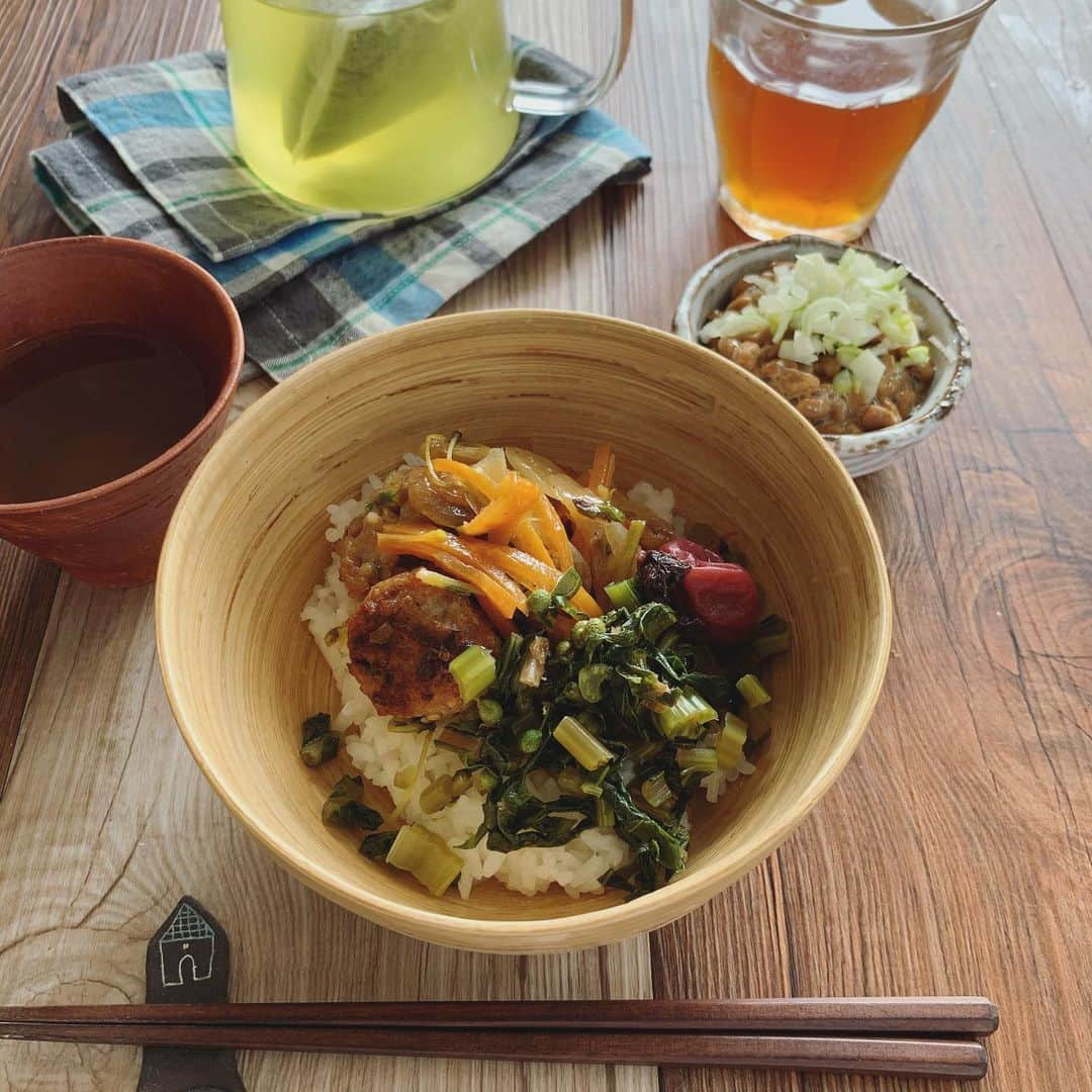 宮前真樹のインスタグラム：「#朝ごはん #今日から5月 残りものどんぶり 甘酢肉だんごと大根の葉っぱ炒め 大根は畑で収穫したもの🌿に 山椒を加えピリっと甘辛い常備菜。 数年前漬けた梅干しと納豆 そろそろ梅の季節だな今は辣韮か 今年は久しぶりに漬けよかな☺︎ 日本茶とコンブチャ #水分はしっかり #腸活も忘れずに  ご飯多過ぎたのでお昼もこれ食べる。 #残り物の残り物 #食べたもの記録」