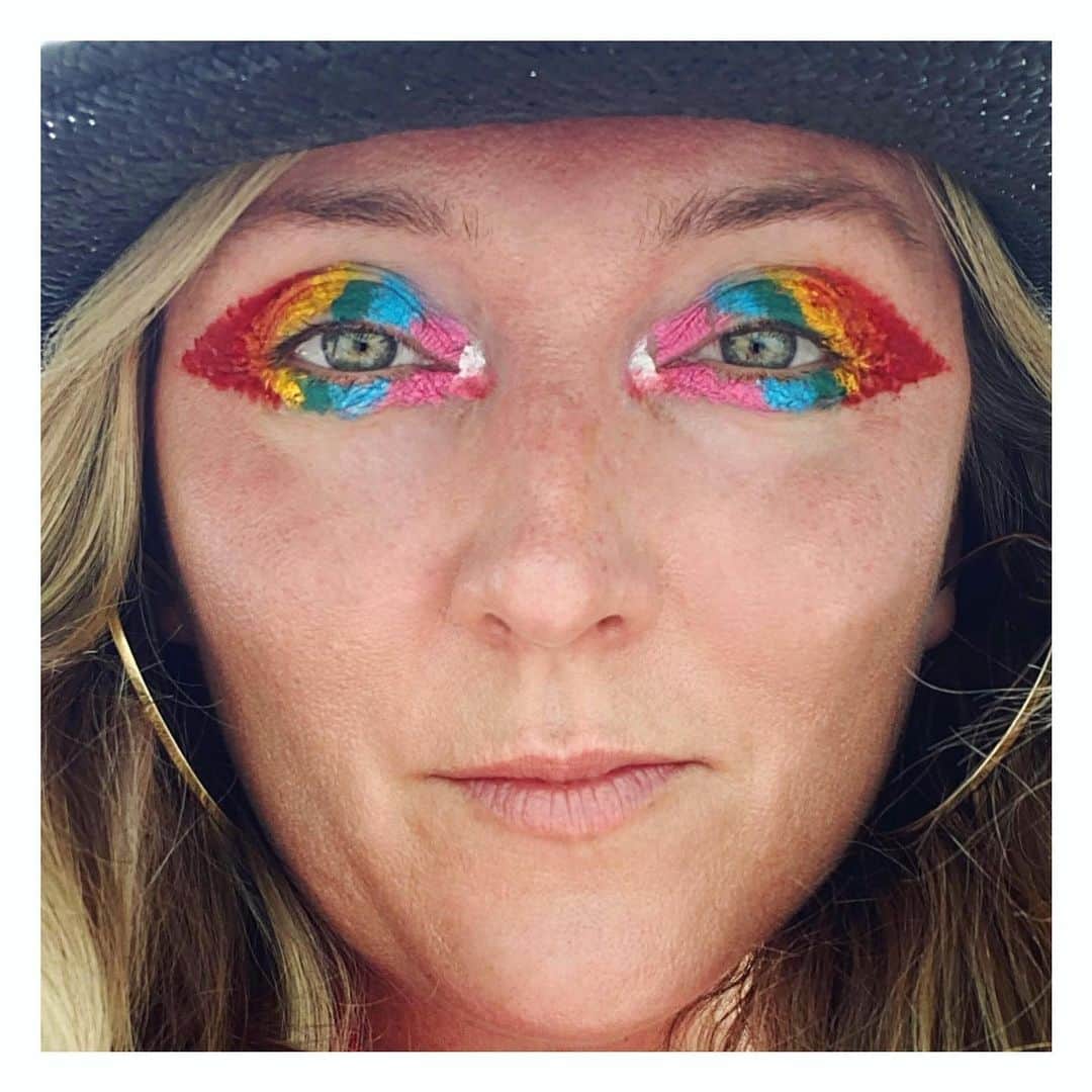 JO BAKERのインスタグラム：「R A I N B O W • B R I G H T  Today’s look created to honor #nhs #nhsheroes ....children in #greatbritain have been drawing and painting #rainbows on their windows to honor the staff on the front line. I was inspired by seeing these visuals and wanted to create my own homage to the nurses, doctors, cleaners, receptionists, paramedics.... all of you 🙌🏻#rainbowsfornhs See next post for more deets on this cute community story!! 🌈 #nochella2020 #rainbow #rainbows #art #jobakermakeupartist #makeup using @depixym 🇬🇧」