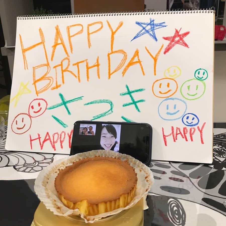 伊藤さつきさんのインスタグラム写真 - (伊藤さつきInstagram)「🥳❤️❤️❤️ 緊急事態宣言中の誕生日、、、って思ってたけど、思ってたより幸せな誕生日でした🎂🎈 メッセージ等ありがとうございます🤸🏻‍♀️ #チーズケーキがお供えものみたい　😂」5月1日 8時46分 - satsukiito