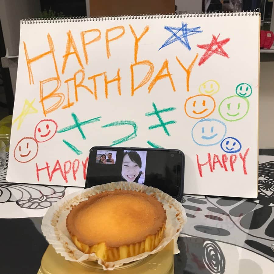 伊藤さつきのインスタグラム：「🥳❤️❤️❤️ 緊急事態宣言中の誕生日、、、って思ってたけど、思ってたより幸せな誕生日でした🎂🎈 メッセージ等ありがとうございます🤸🏻‍♀️ #チーズケーキがお供えものみたい　😂」