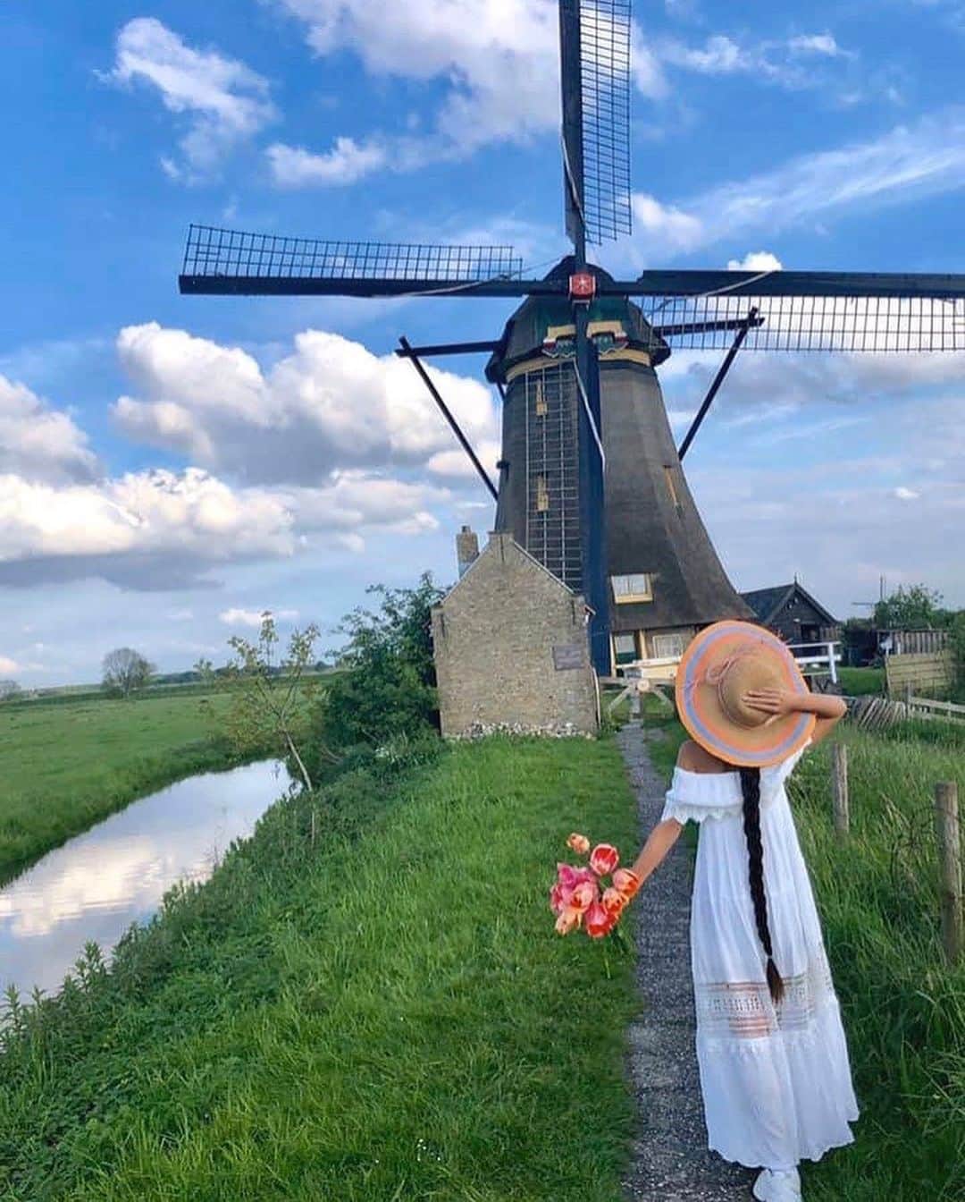 Laraさんのインスタグラム写真 - (LaraInstagram)「. . This windmill was built 280 years ago (1740)! Kinderdijk is a world heritage! The windmill’s owner @ppkhm explained many things about the windmill, and he was wearing clogs(Dutch traditional wooden shoes)🇳🇱 #memory  #2019may . . キンデルダイクの19の風車は ユネスコの世界遺産。 280年前にこの地域の排水をする為に作られて それぞれ持ち主がいて今も使われているよ。 風車のある家にすむ @ppkhm さんにお会いした時 木靴を履いていて驚いた。 とっても履きやすいんだって。 .  #思い出投稿 #2019年5月 #オランダ旅」5月1日 0時12分 - fa_la_lara