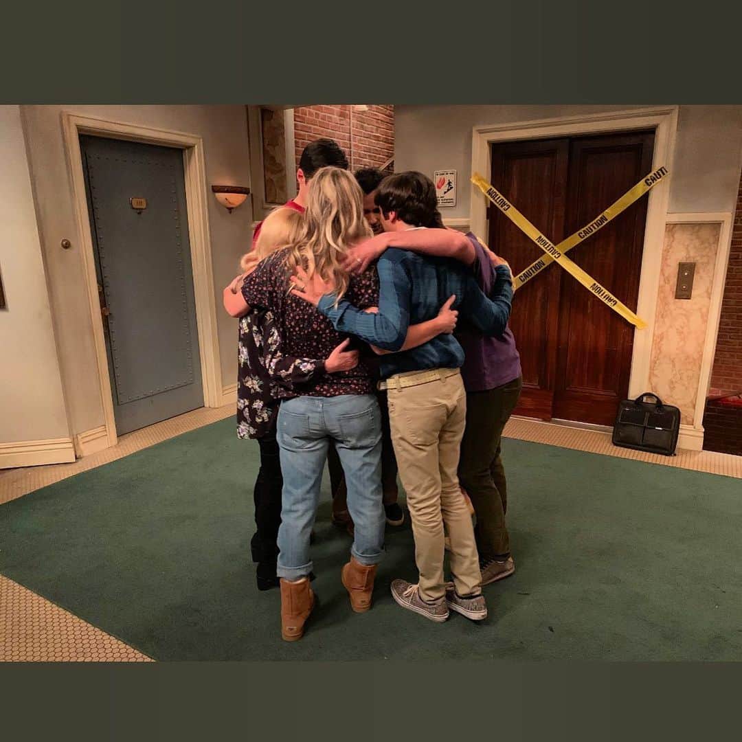 クナル・ネイヤーのインスタグラム：「This picture was taken exactly one year ago. Our last taping of tbbt, also happened to be my birthday. As I reflect on this year, it has been one of change. But not all change is bad, for the greatest experience to come out of all the uncertainty and the turmoil has been — the realization that nothing is promised; and that has given me a sense of deep profound inner peace. Because at the end of the day, all is precious, all is precious, all is precious. This birthday my only wish is for one moment today, tell someone you haven’t spoken to in a long time, that you love them. And if they look confused, just say “It’s Kunal’s birthday, this is his present...” For even if one of you did this, it would be a great birthday for me, indeed:) I love you.」