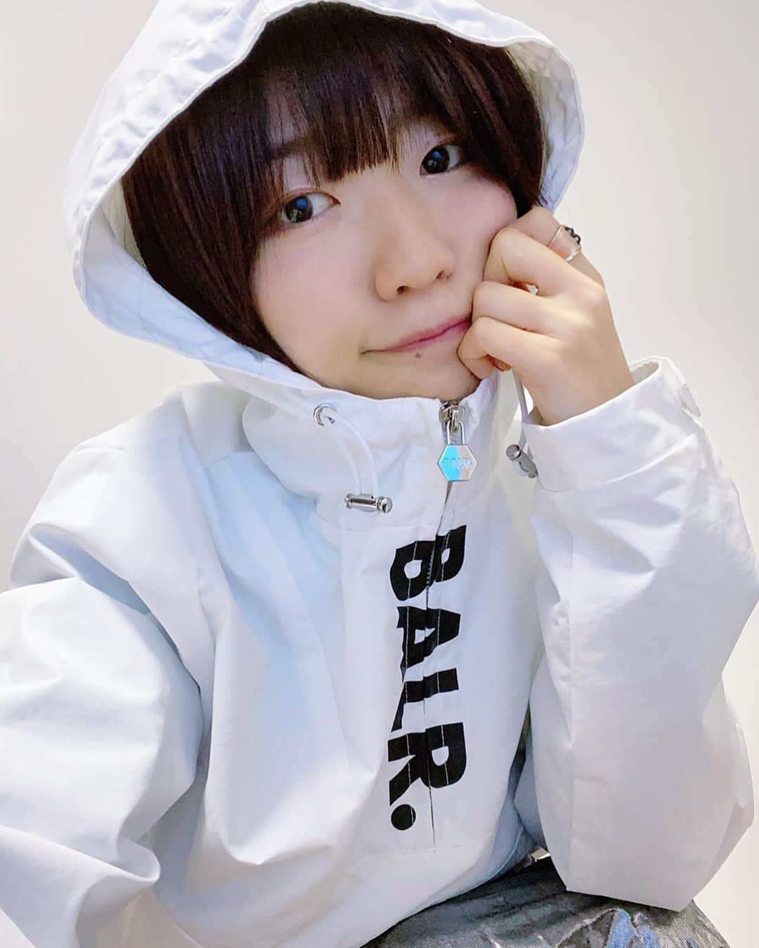 のインスタグラム：「きっかとお揃いで頼んだBALR.の服、それぞれ家で着ます。笑 ꙳ #tops #BALR #俺はインスタグラマーになりてぇ ꙳ パッと明るい白でいいねー！！！！！ 明るい気持ちになる☻ ロゴもサイドのジッパーになってる部分も好き❤︎ あとフードかぶってない状態の立体感？と 袖についてるタグも かわいいよーと思って写真撮ったんだけど セルフタイマーでかなりなんか不自然なショットになってしまいましたね。笑 きっかに展示会連れてってもらったときのお洋服なんですが なぜか私のマネージャーと3人でお揃いにしたという服。笑 きっかでか美で現場あるときに着てったら面白いぞ〜！とつって盛り上がって買ったけど 今は各々で着るしかないの寂しいけどちょっと面白いですね。 あの盛り上がりは何だったんだって感じで(T . T)w みんなで着れる日を楽しみに取っておこーっと。 って0時超えてきっかお誕生日か！おめでとー！」
