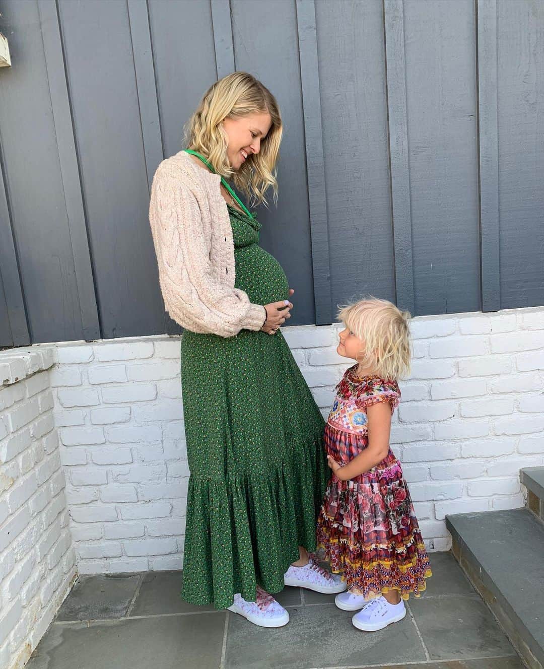 エリック・クリスチャン・オルセンのインスタグラム：「Yeah, This seems like the perfect time to have another baby. #quarantinebaby #endlesssummerbaby #loveinthetimeofcorona #iguessimsleepinginthegarage #tinyhousenation」