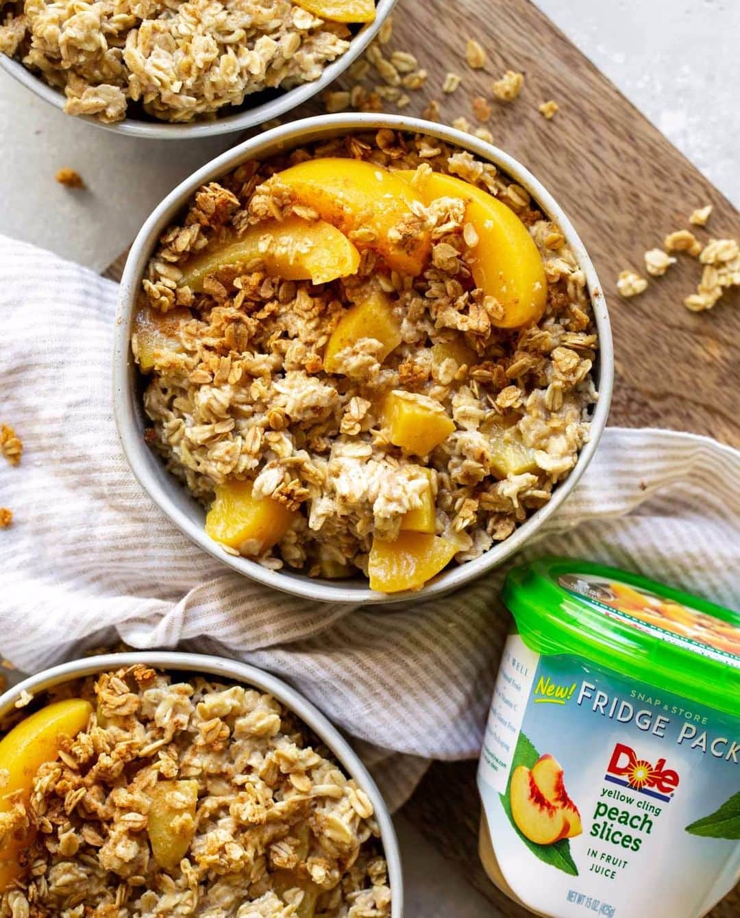 Dole Packaged Foods（ドール）のインスタグラム：「Surprise your loved ones with a Peach Cobbler Oatmeal breakfast. Jocelyn Delk Adams used Dole® Fridge Pack Peach Slices to make it easier, nutritious, and delicious. Check out more yummy recipes at @Grandbabycakes.」