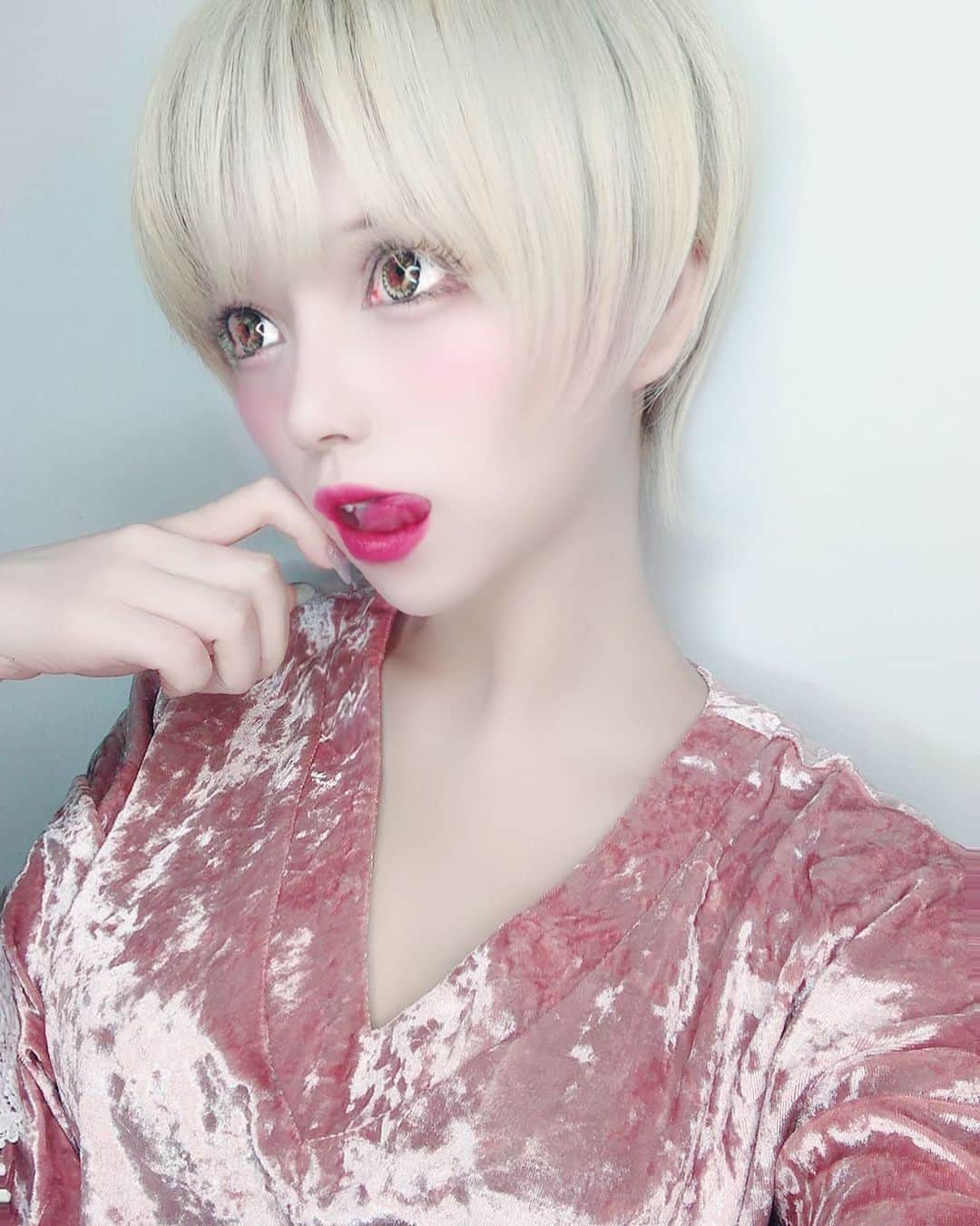 侑季美怜のインスタグラム：「ほかの誰かではなく 自分自身の最高を目指すべき。 ・ ・ ・ 人には自己愛がある 自己愛は自己陶酔やナルシシズムと言われるもので、自分は他者よりも優れたいと思う心理。 子供の頃はみんな自己愛が強いものですが、大人になっても自己愛が強く、自尊心が低い状態であると、他人と比較し強い劣等感を感じたり、人の目が過剰に気になったりします。 目を向けるべきは、昨日の自分よりも少しでも成長することです。 ・ ・ #金髪ショート #ショートヘア　#ミニーショート　#金髪　#ハーフ　#韓日ハーフ　#モデル　#美人　#女優　#東京　#beauty  #girl #japanese #セクシー　#可愛い　#美脚　#谷間　#キャバ嬢　#キャバ　#おしゃれ　#ファッション　#ブランド　#美容　#エステ　#ネイル　#ヘアモデル　#脱毛　#ダイエット」